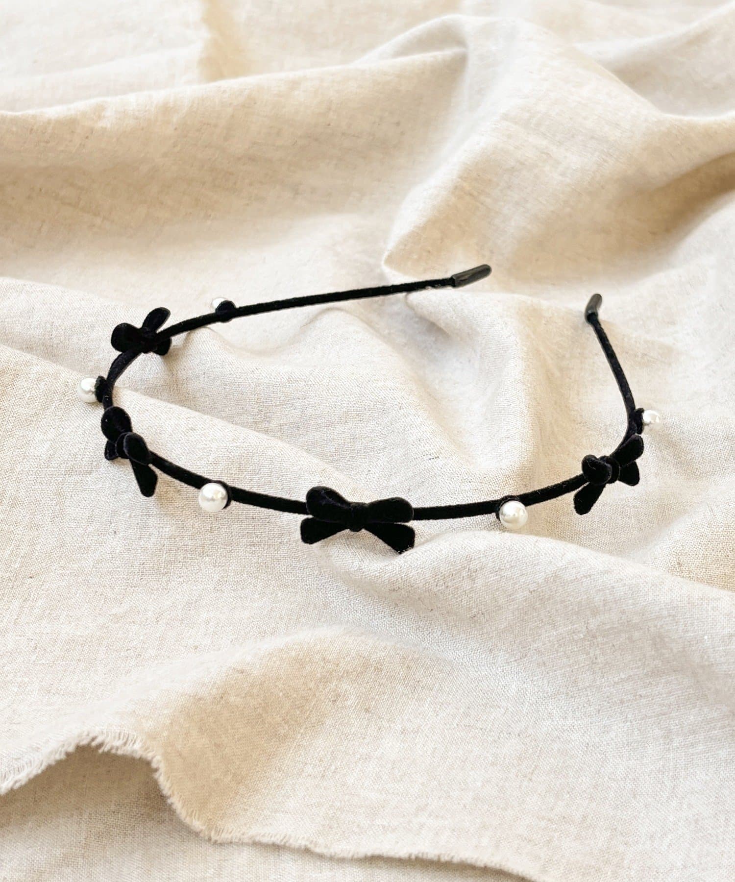 3COINS(スリーコインズ) フロッキーリボンパールカチューシャ／KIDS