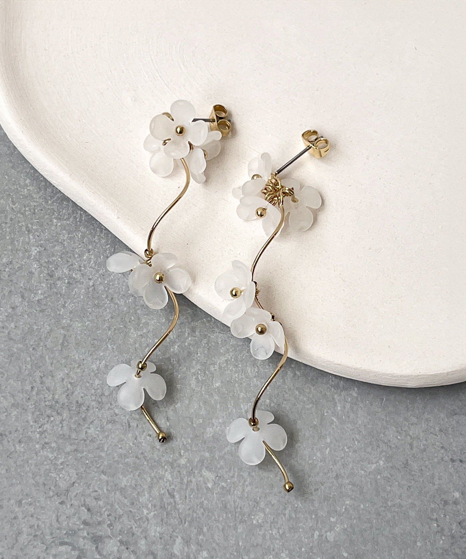 3COINS(スリーコインズ) マットクリアフラワーピアス