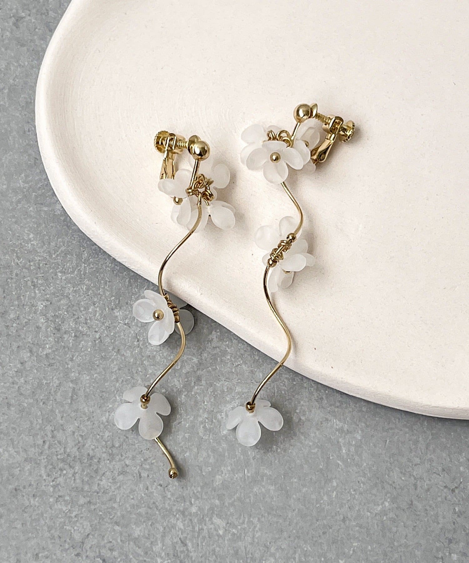 3COINS(スリーコインズ) マットクリアフラワーイヤリング