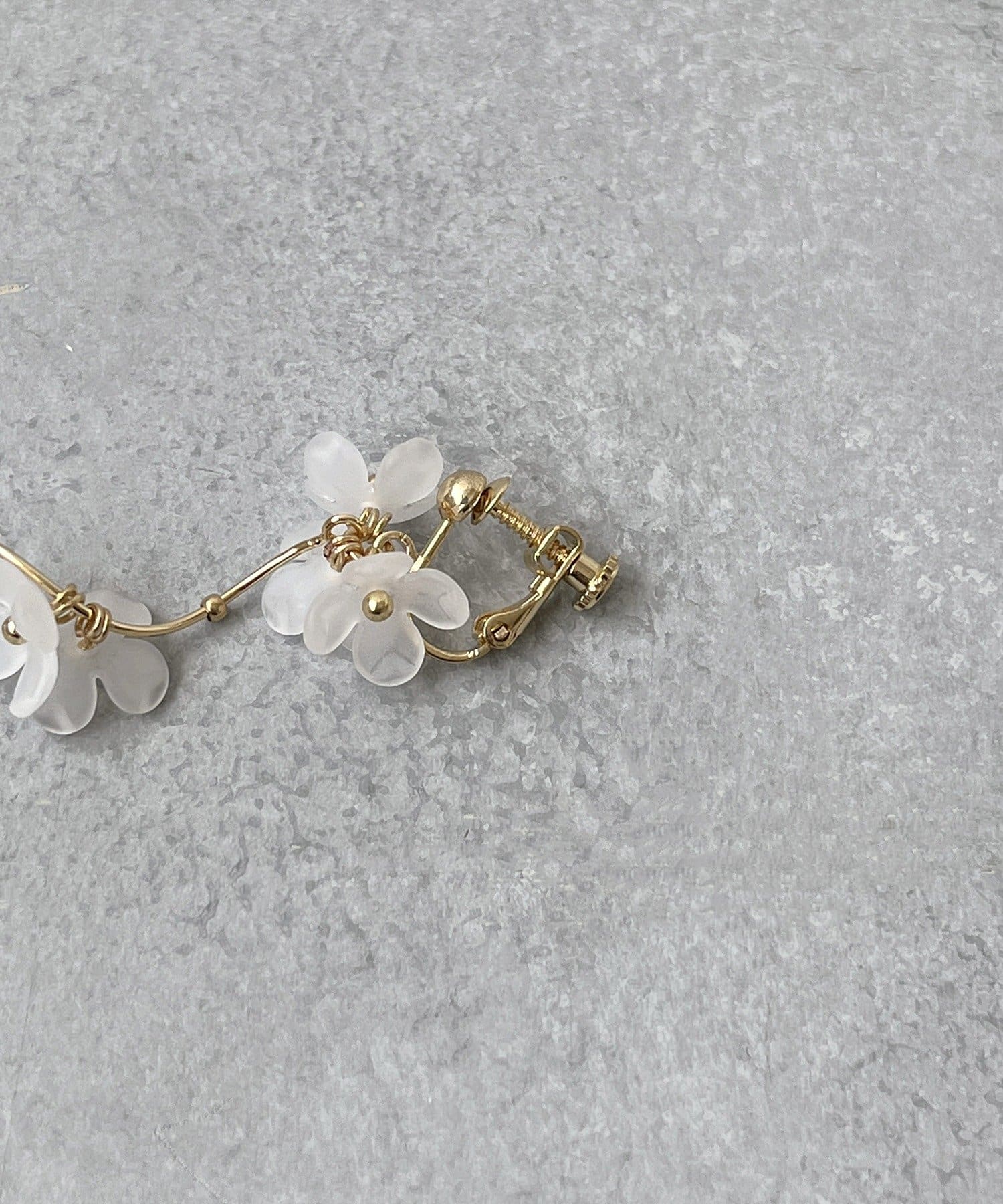 3COINS(スリーコインズ) マットクリアフラワーイヤリング