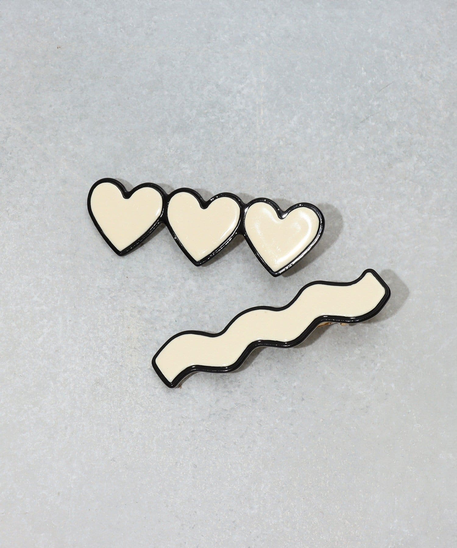 3COINS(スリーコインズ) モノトーンウネウネハートクリップ2個セット