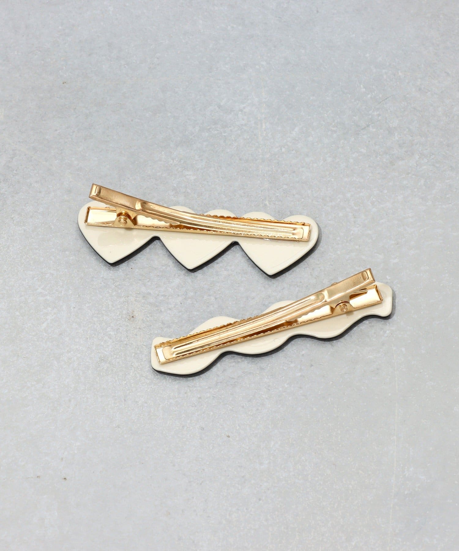 3COINS(スリーコインズ) モノトーンウネウネハートクリップ2個セット