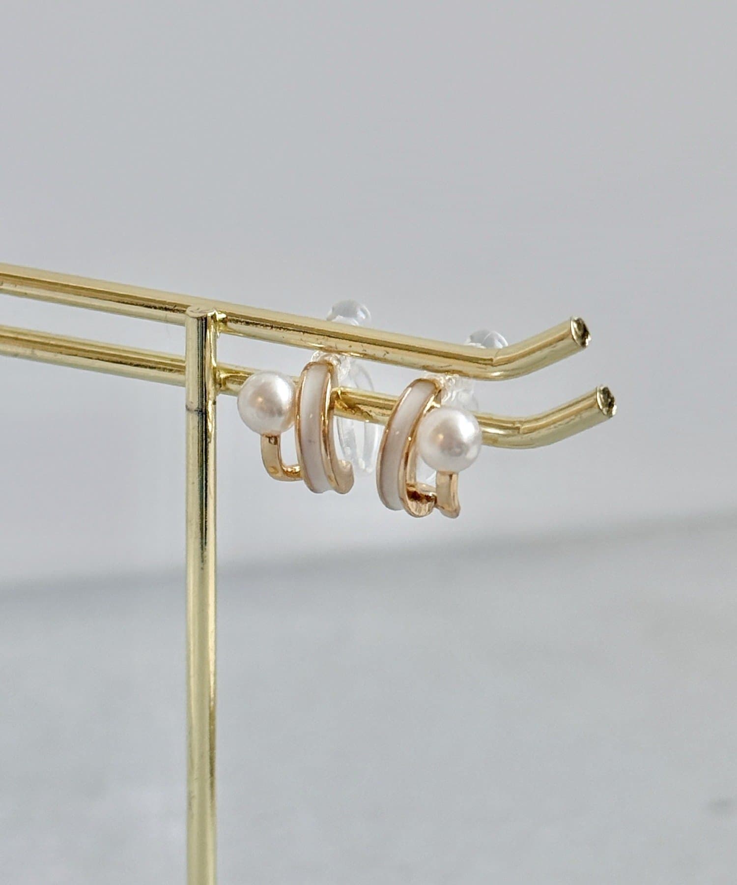 3COINS(スリーコインズ) エポパールカーブ樹脂イヤリング