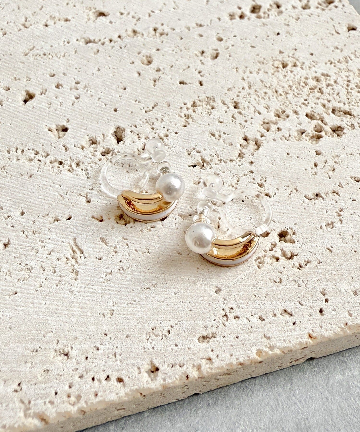 3COINS(スリーコインズ) エポパールカーブ樹脂イヤリング