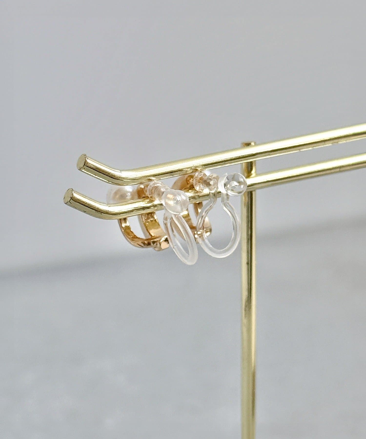 3COINS(スリーコインズ) エポパールカーブ樹脂イヤリング