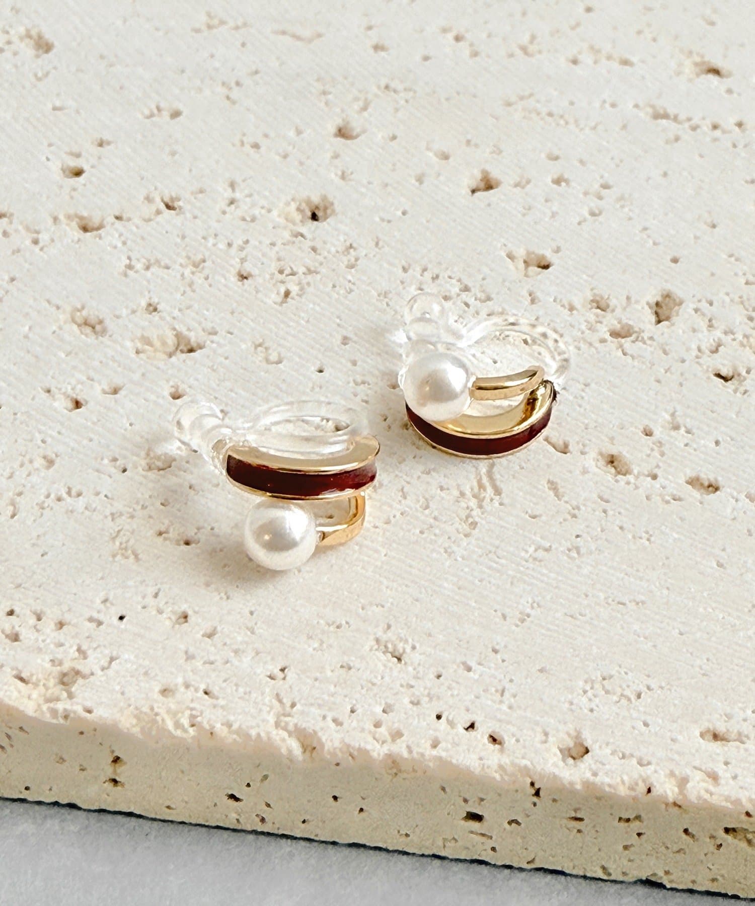 3COINS(スリーコインズ) エポパールカーブ樹脂イヤリング