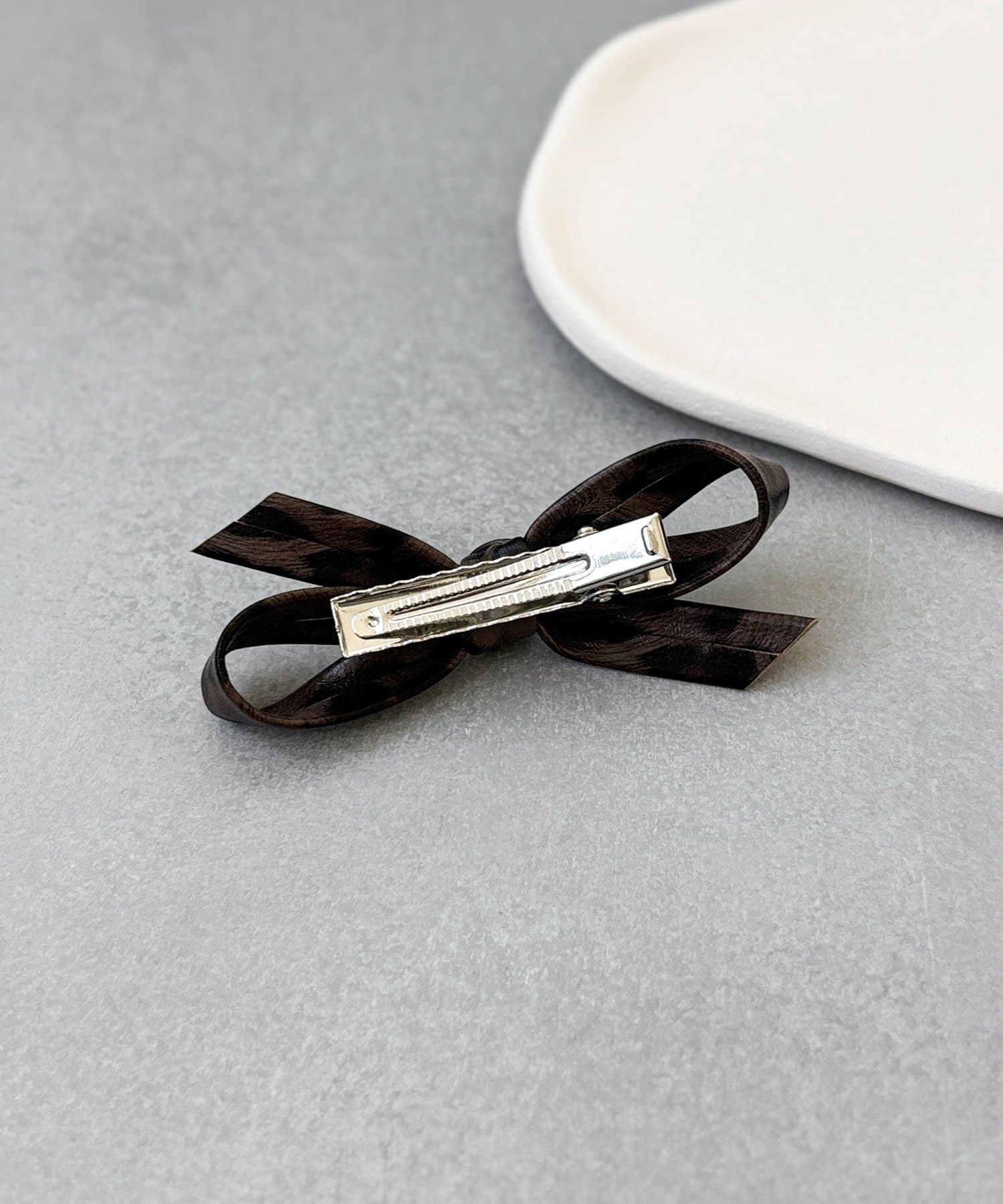 3COINS(スリーコインズ) レザー調リボンクリップ2個セット