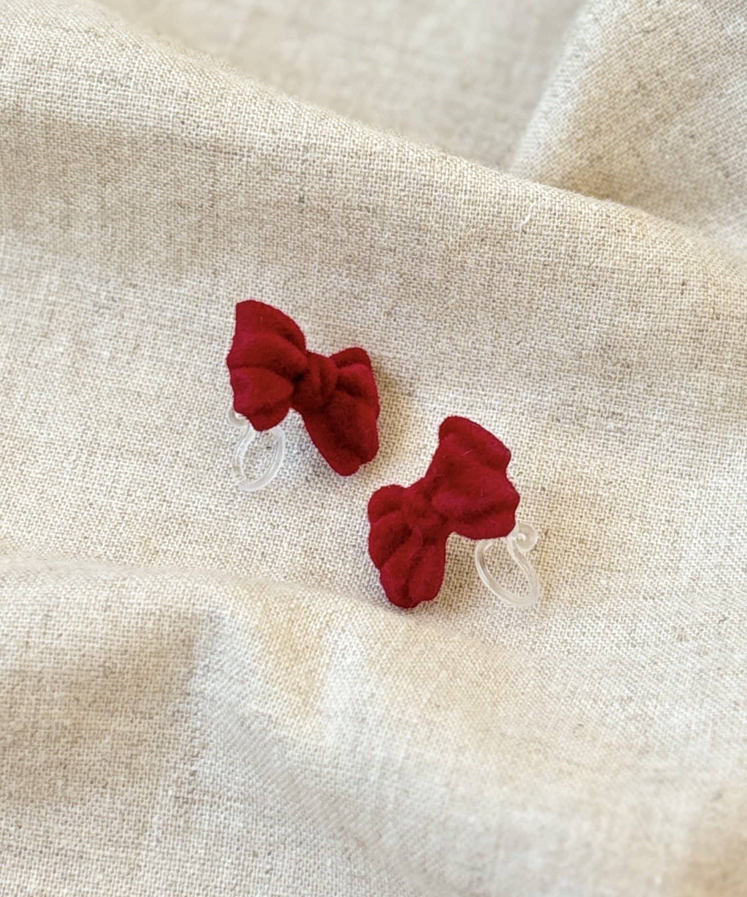 3COINS(スリーコインズ) フロッキーリボン樹脂イヤリング／KIDS