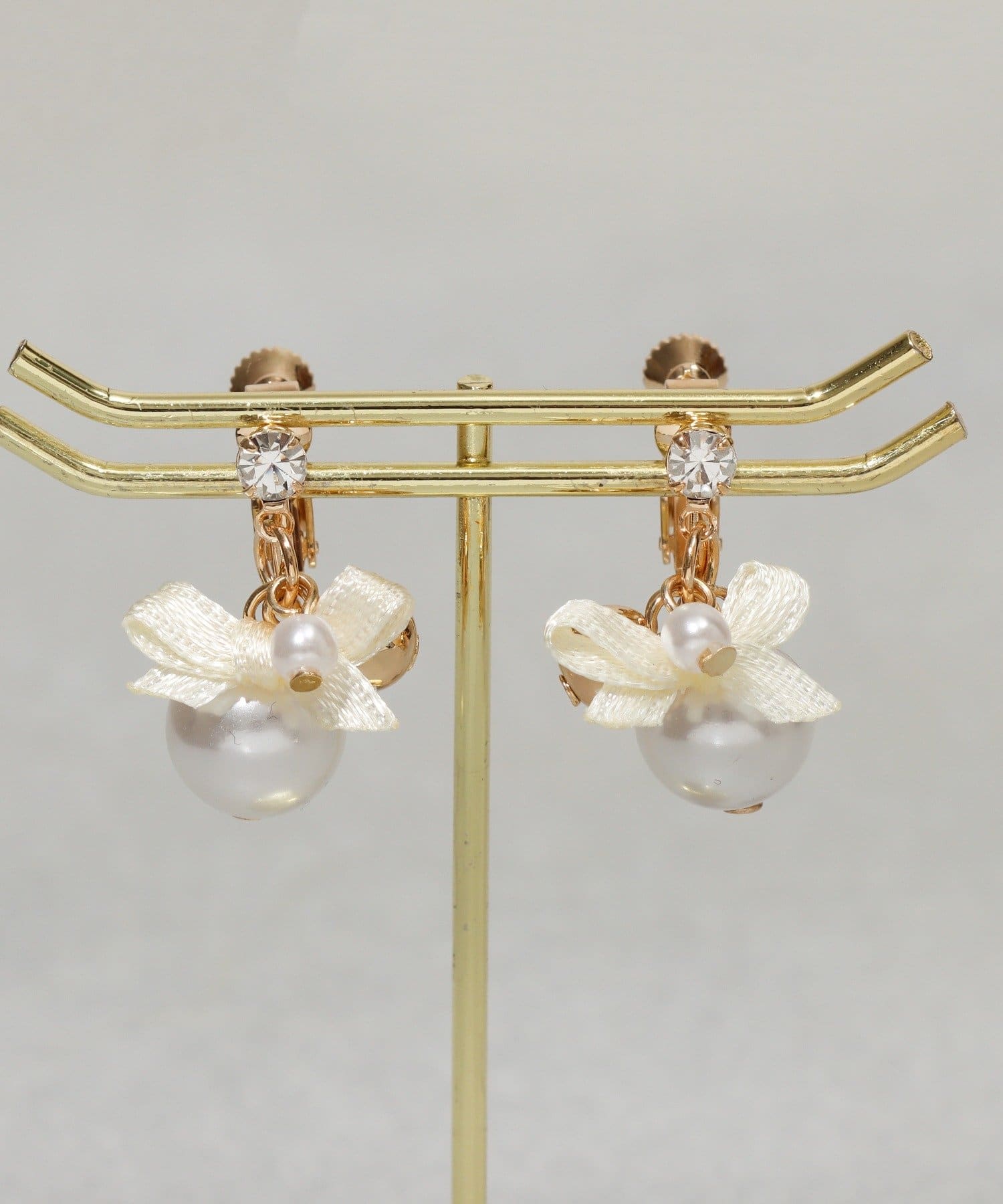 3COINS(スリーコインズ) リボンパールイヤリング