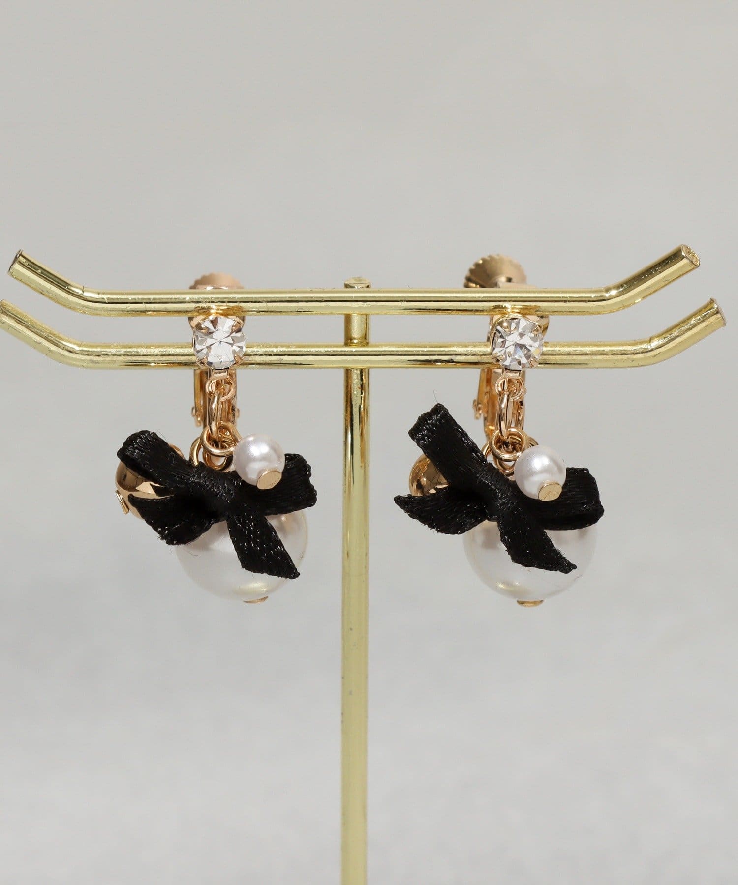 3COINS(スリーコインズ) リボンパールイヤリング