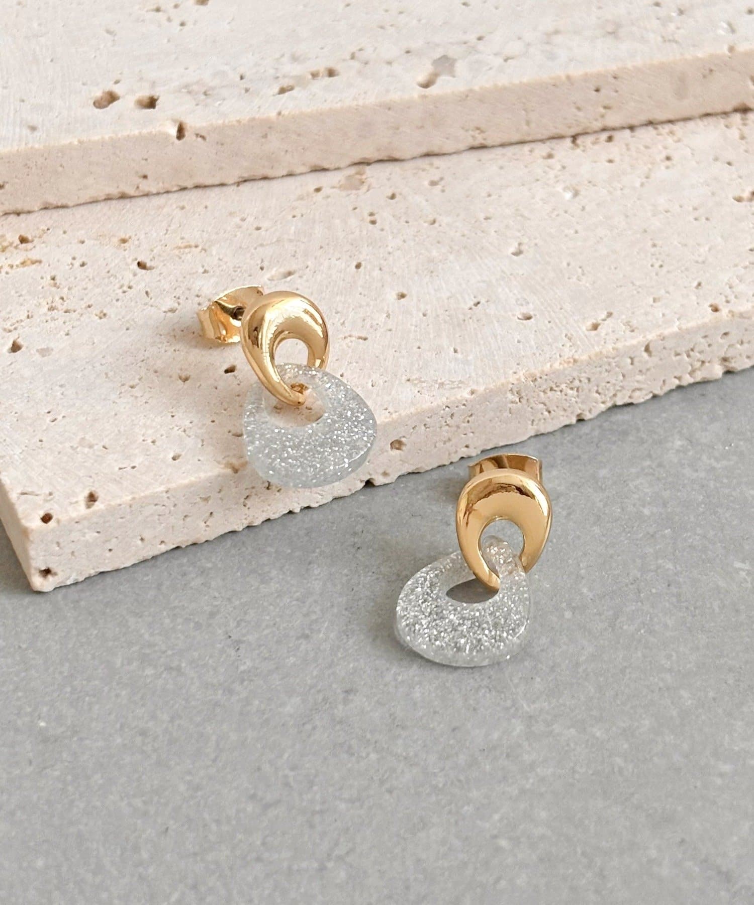 3COINS(スリーコインズ) ラメ入りメタルピアス