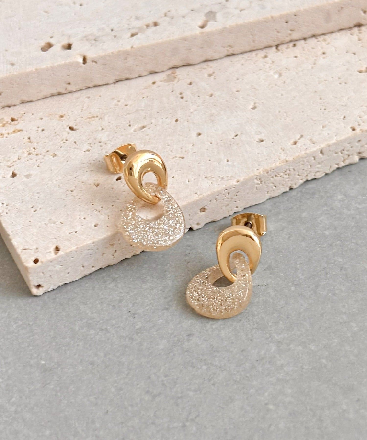 3COINS(スリーコインズ) ラメ入りメタルピアス