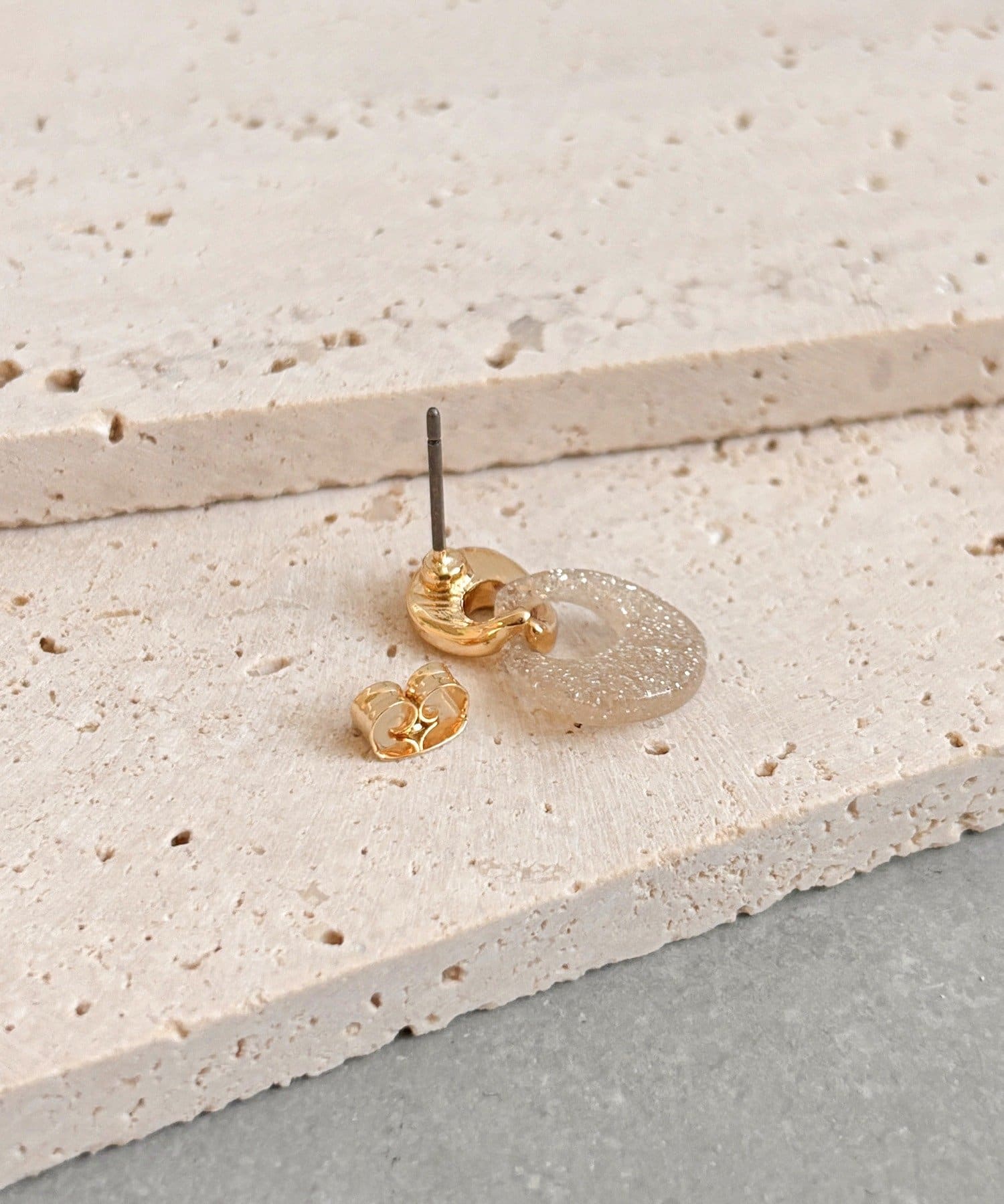 3COINS(スリーコインズ) ラメ入りメタルピアス