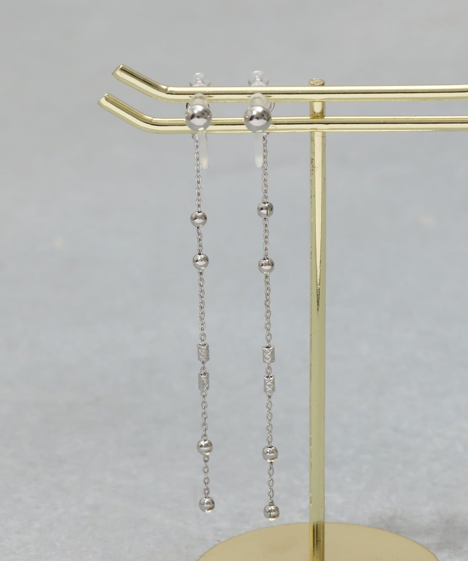 3COINS(スリーコインズ) ボールライン樹脂イヤリング