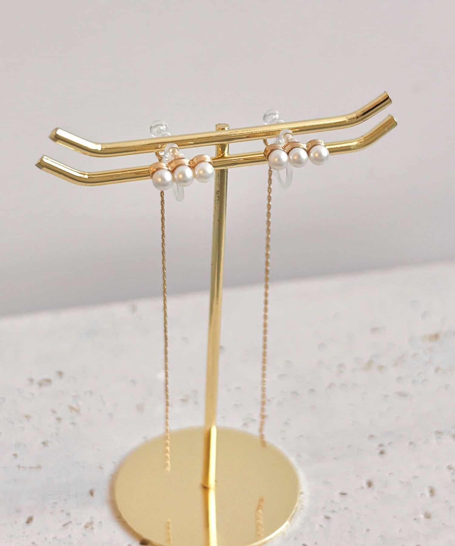 3COINS(スリーコインズ) ヨコパールライン樹脂イヤリング