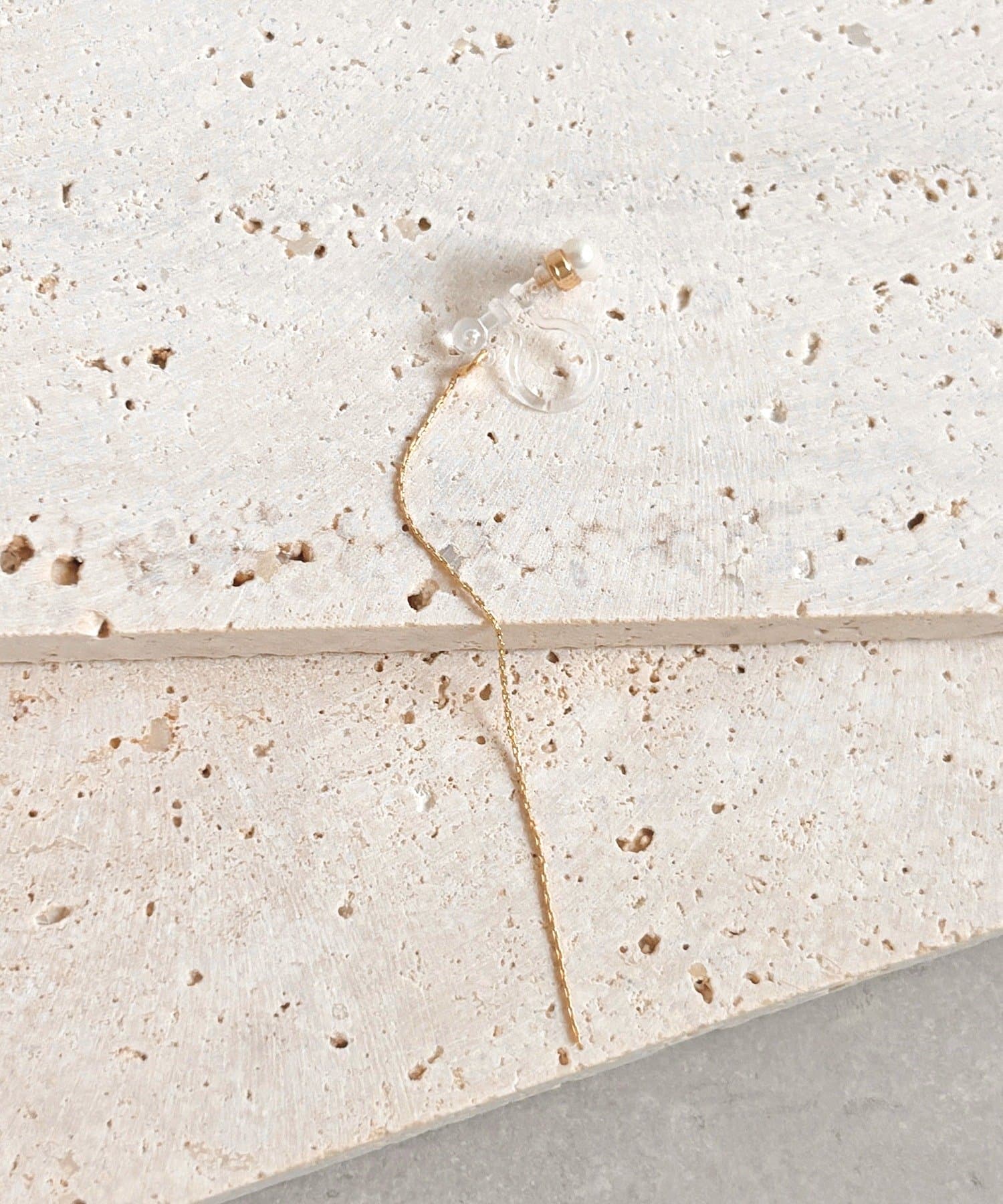 3COINS(スリーコインズ) ヨコパールライン樹脂イヤリング