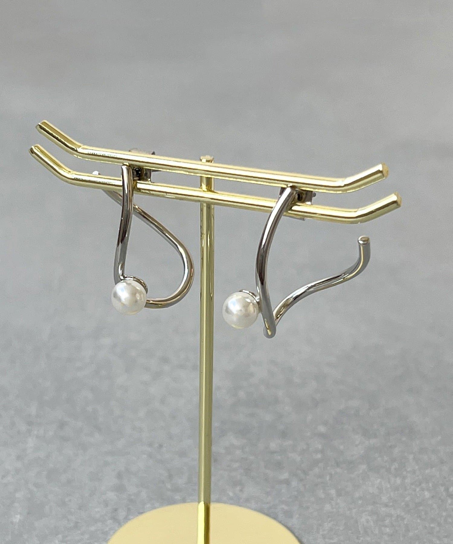 3COINS(スリーコインズ) パールヘンケイメタルピアス