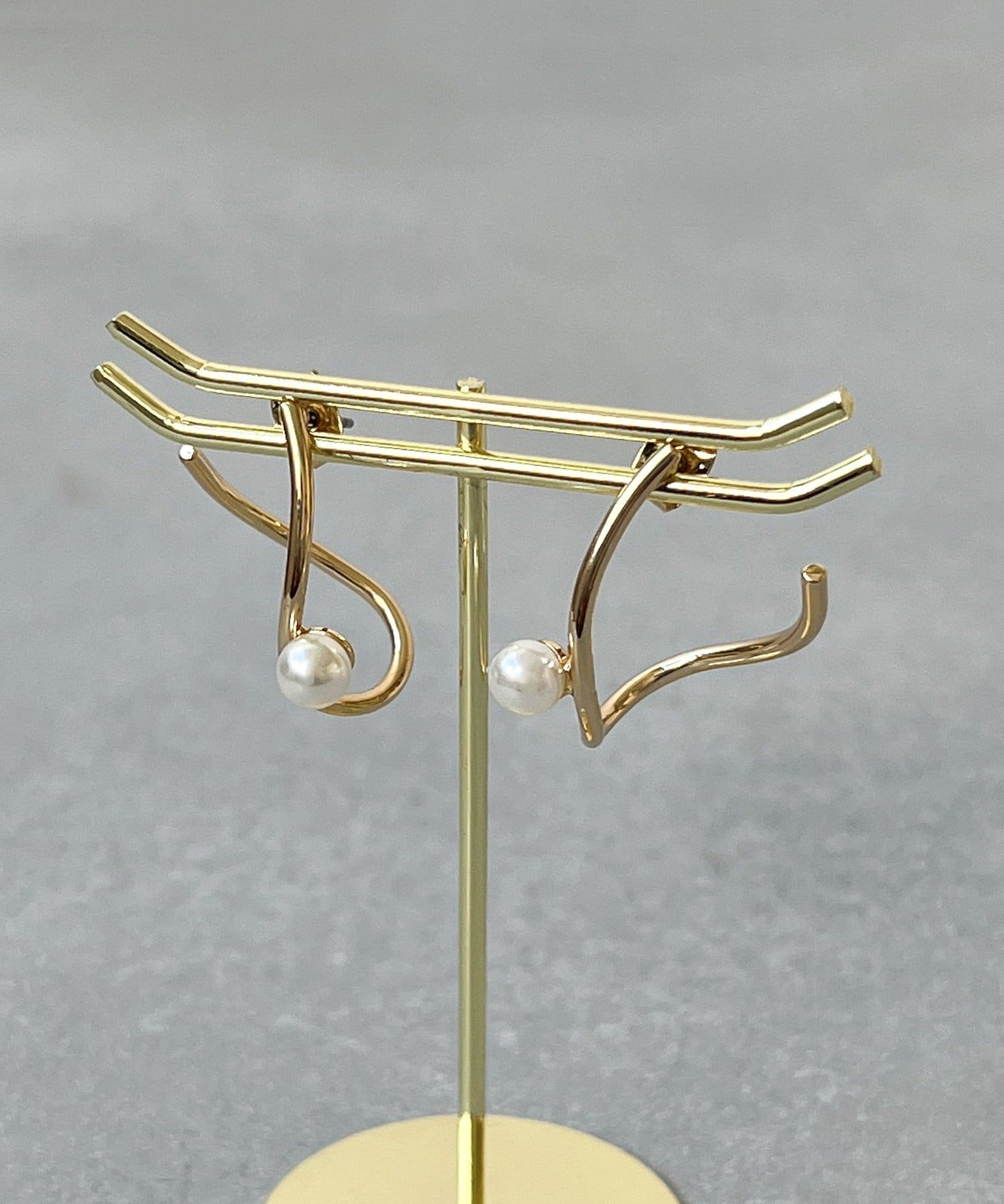 3COINS(スリーコインズ) パールヘンケイメタルピアス