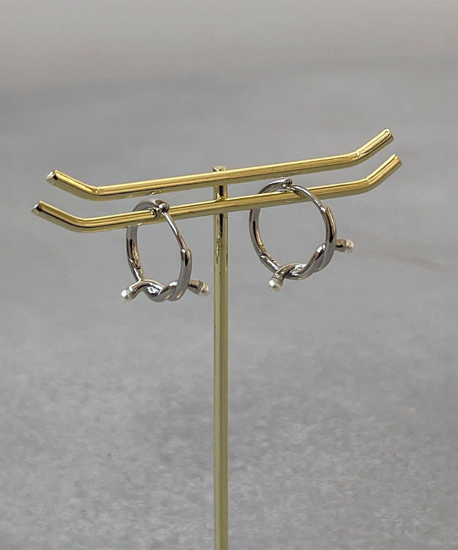 3COINS(スリーコインズ) ネジリクロスワンタッチピアス