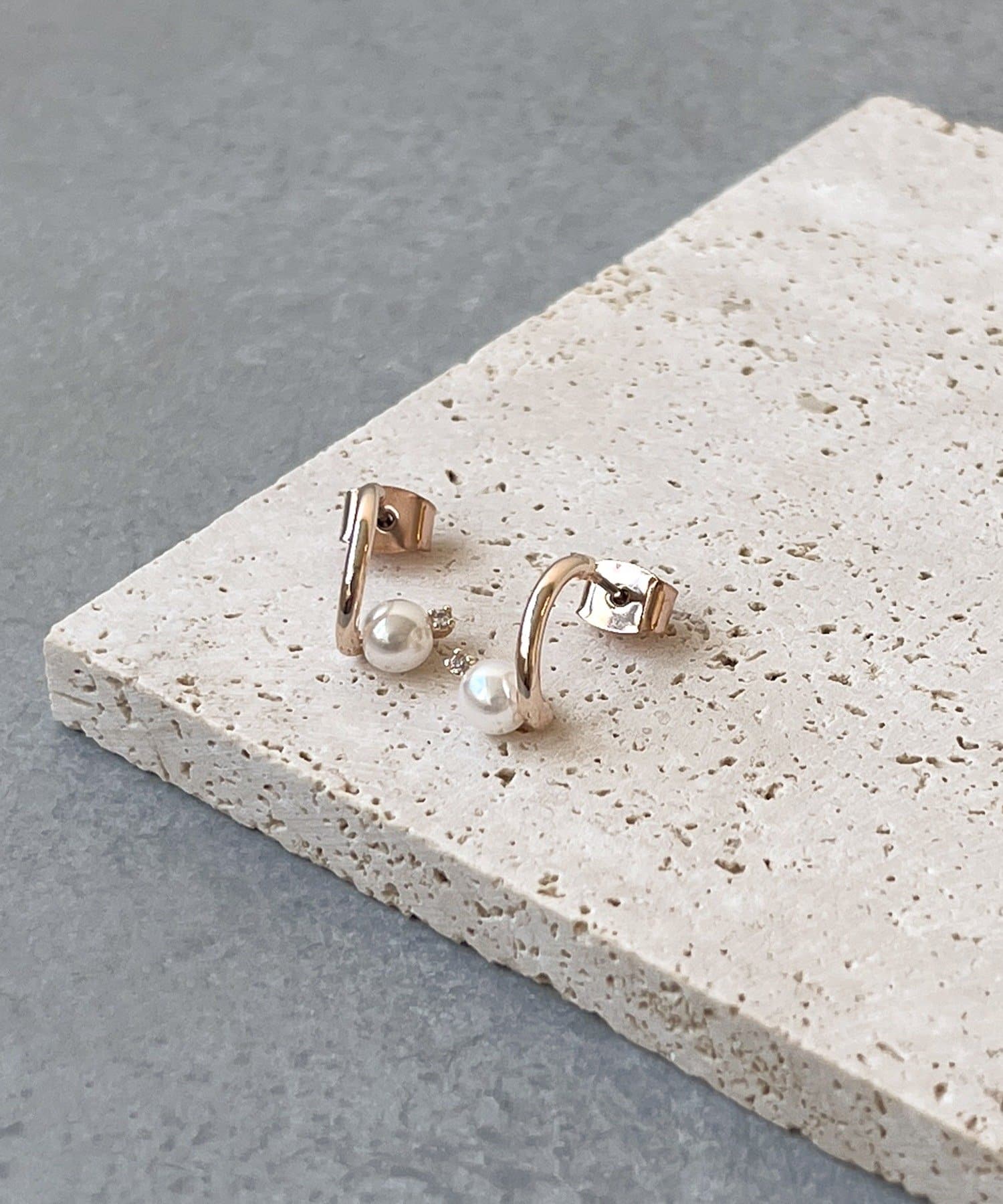 3COINS(スリーコインズ) ネジリパールピアス