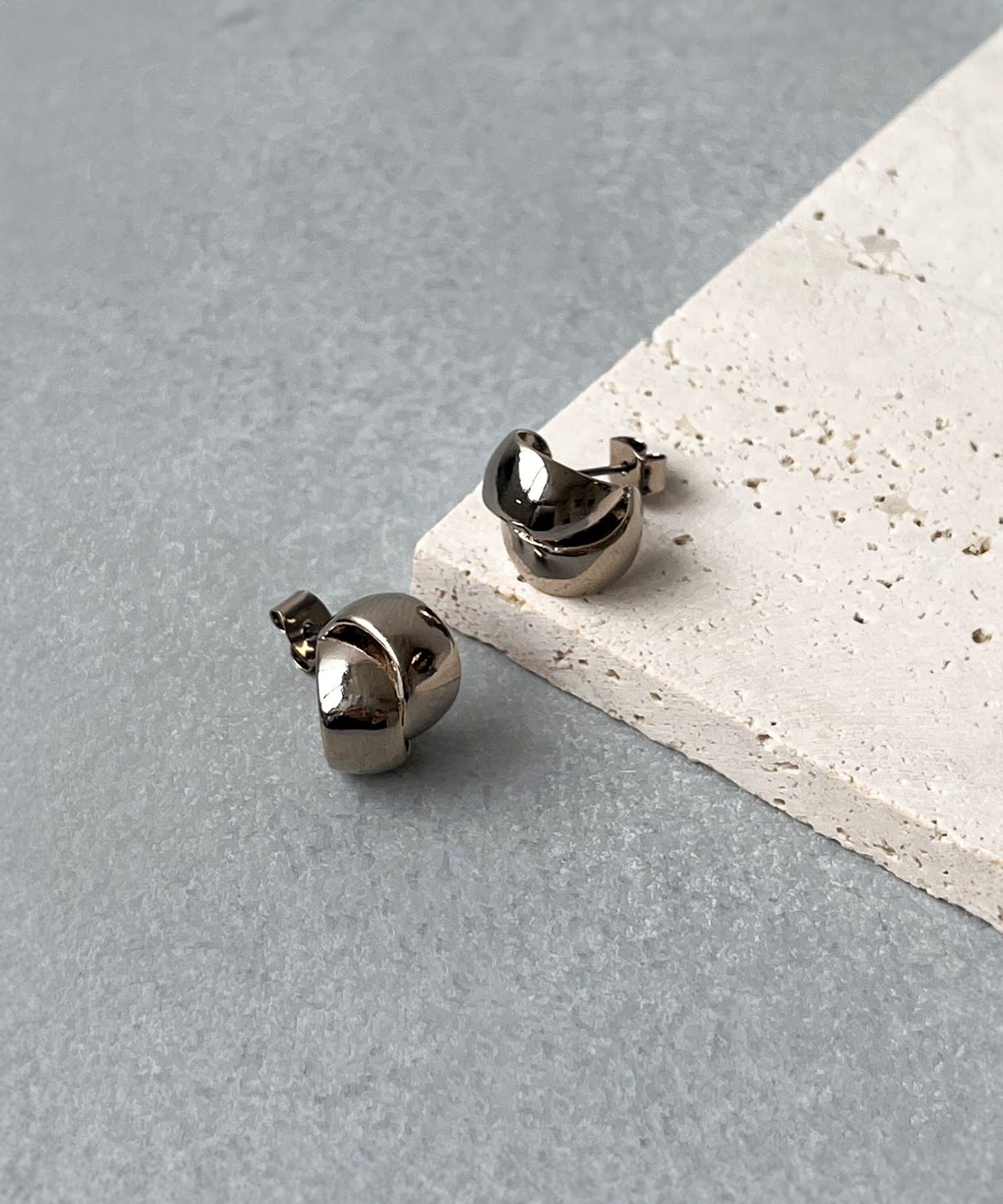 3COINS(スリーコインズ) ダブルカーブピアス