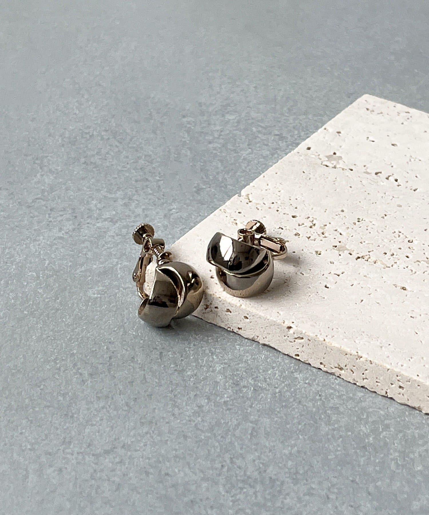 3COINS(スリーコインズ) ダブルカーブイヤリング