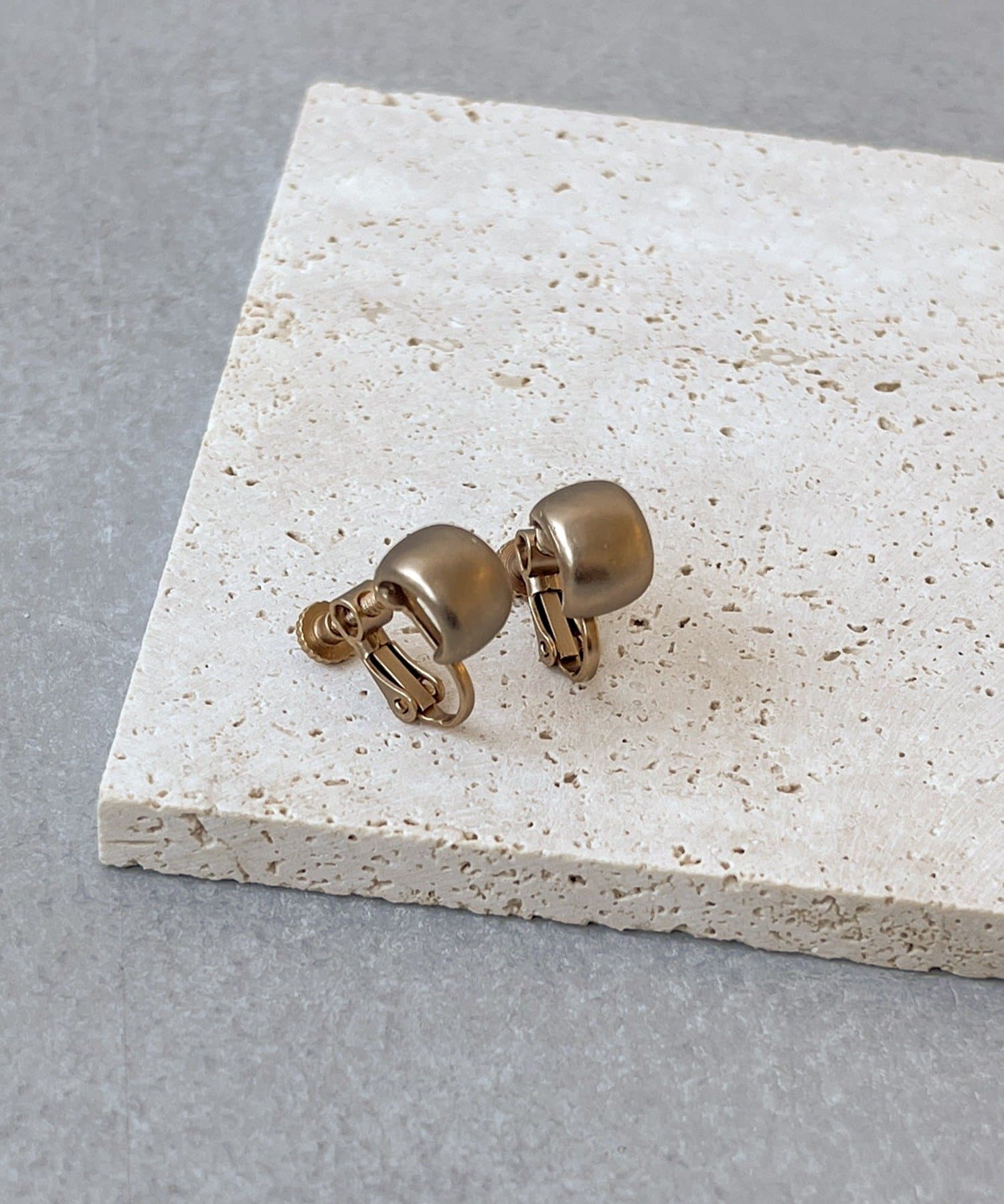 3COINS(スリーコインズ) マットカーブイヤリング