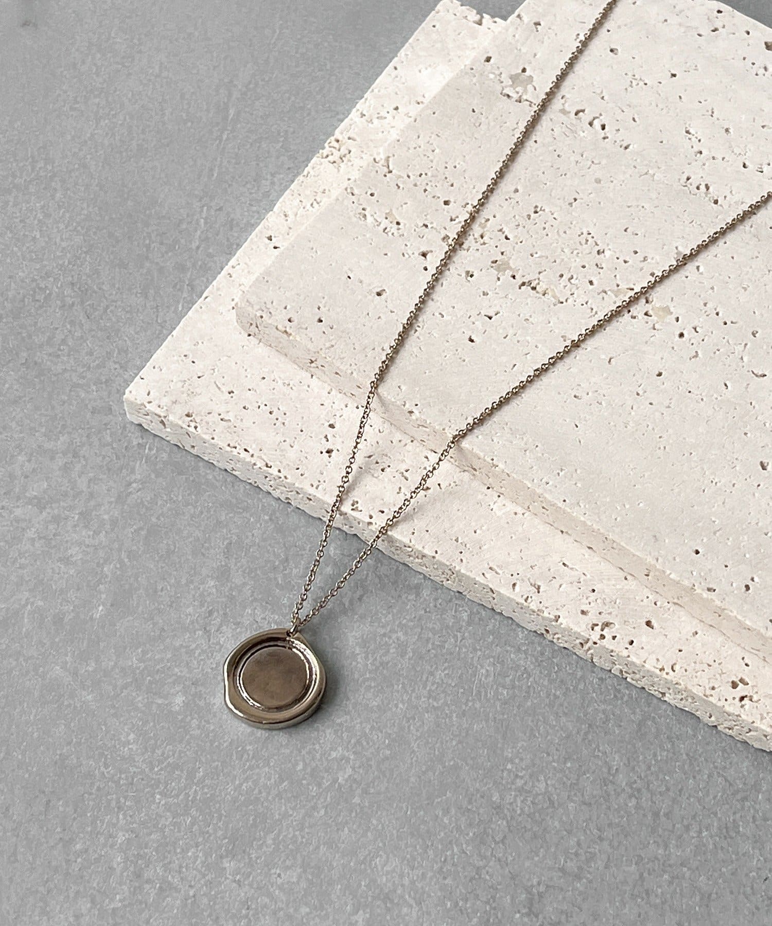 3COINS(スリーコインズ) メタルメダルショートネックレス