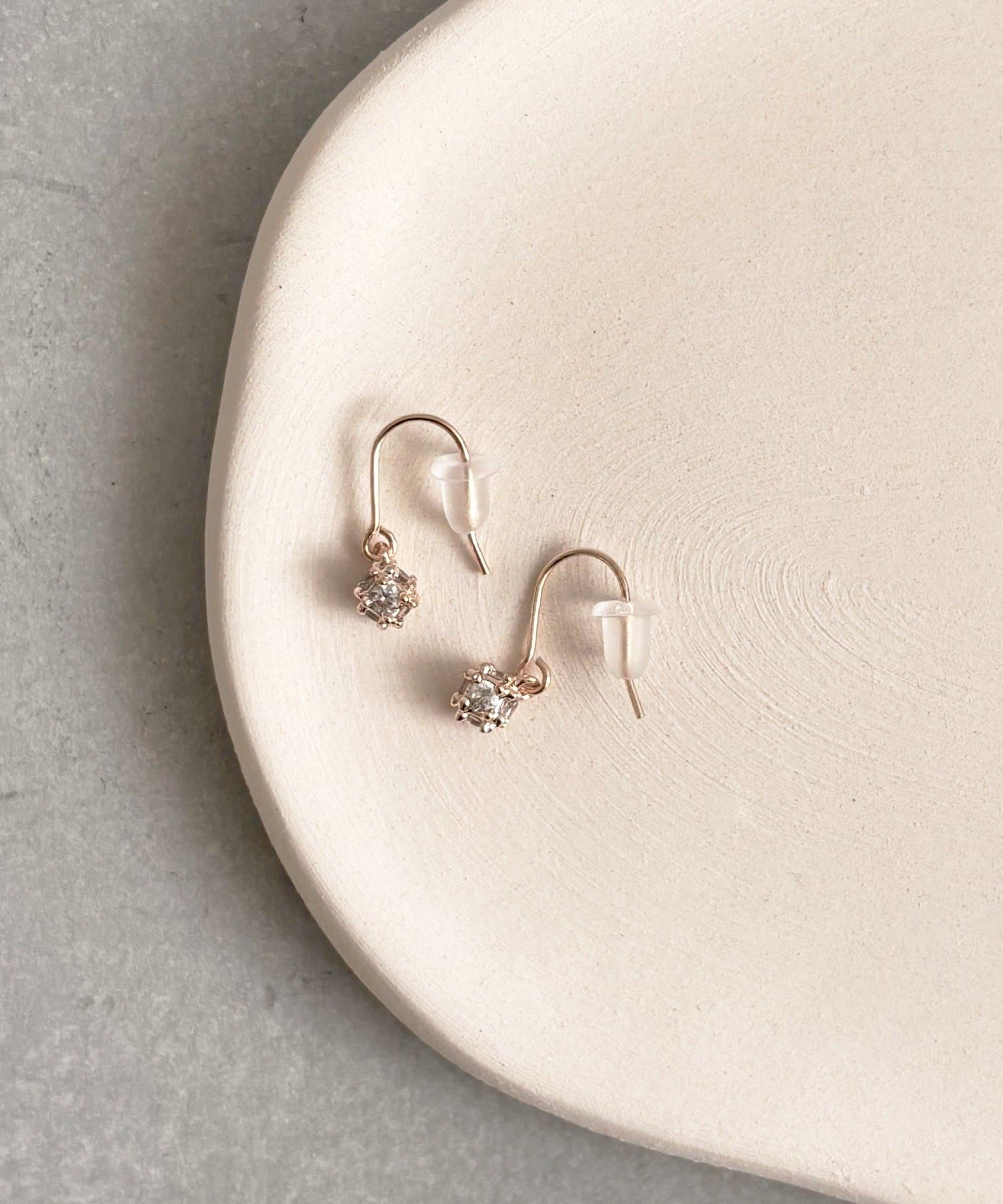 3COINS(スリーコインズ) ガラスキューブピアス