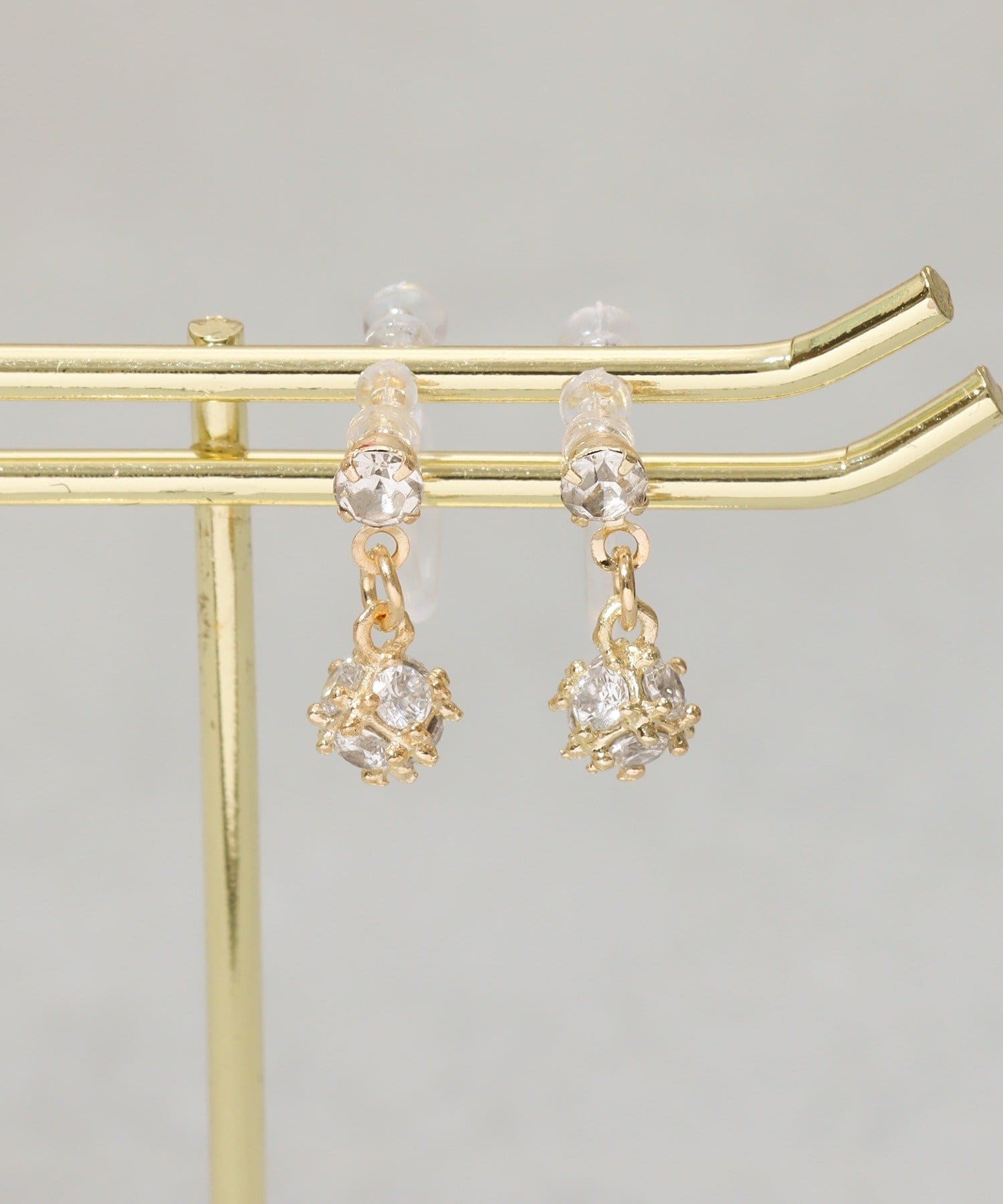 3COINS(スリーコインズ) ガラスキューブ樹脂イヤリング