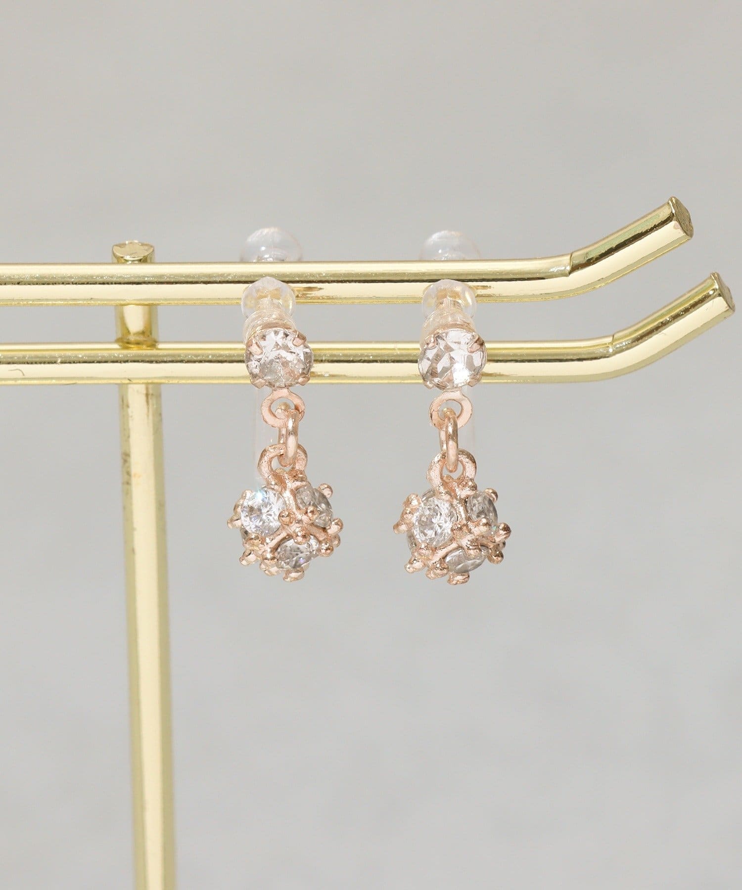 3COINS(スリーコインズ) ガラスキューブ樹脂イヤリング