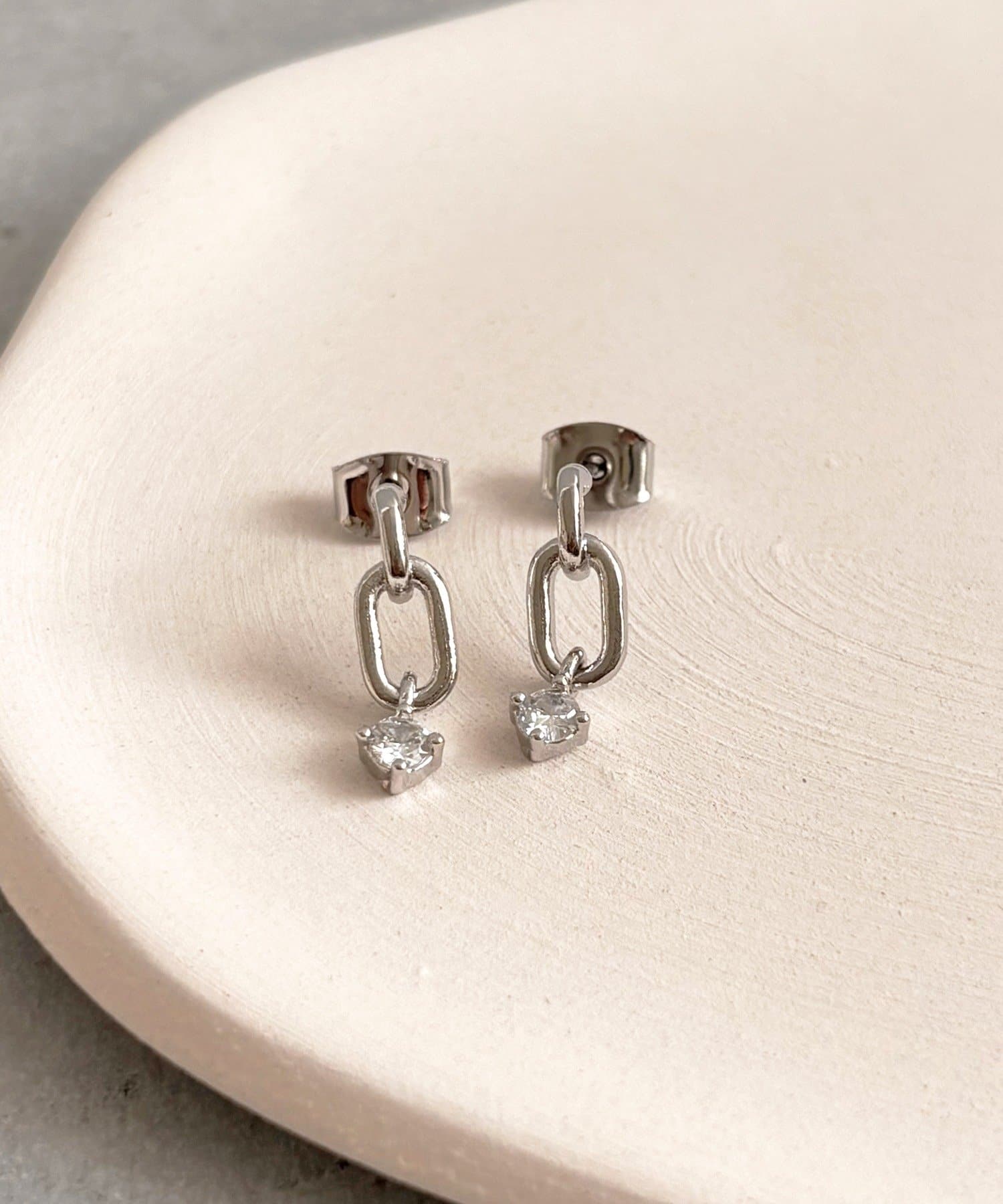 3COINS(スリーコインズ) チェーン風キュービックピアス