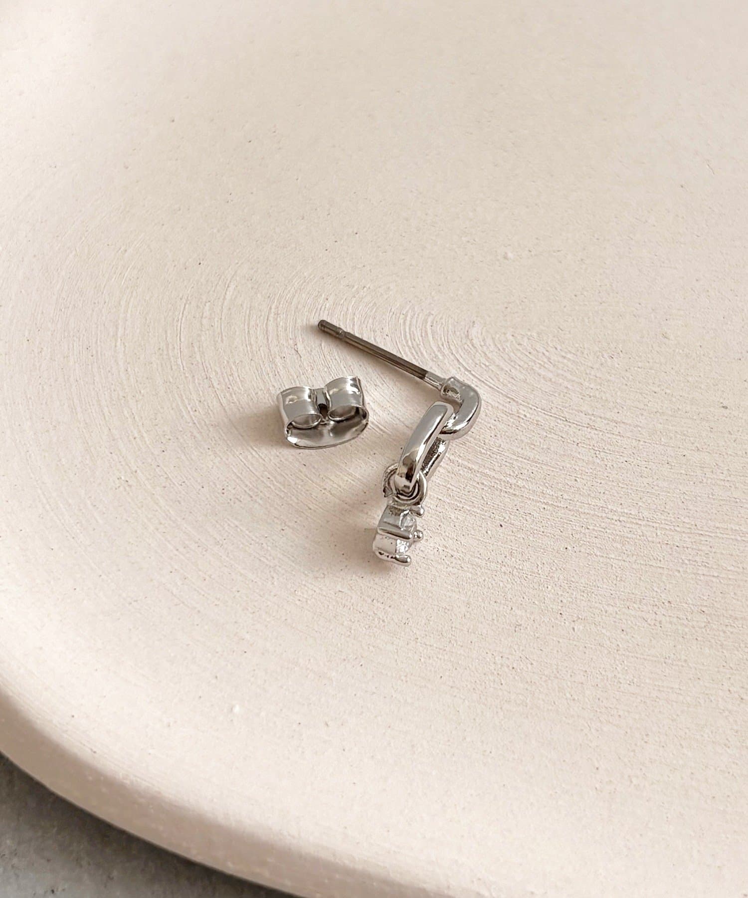 3COINS(スリーコインズ) チェーン風キュービックピアス