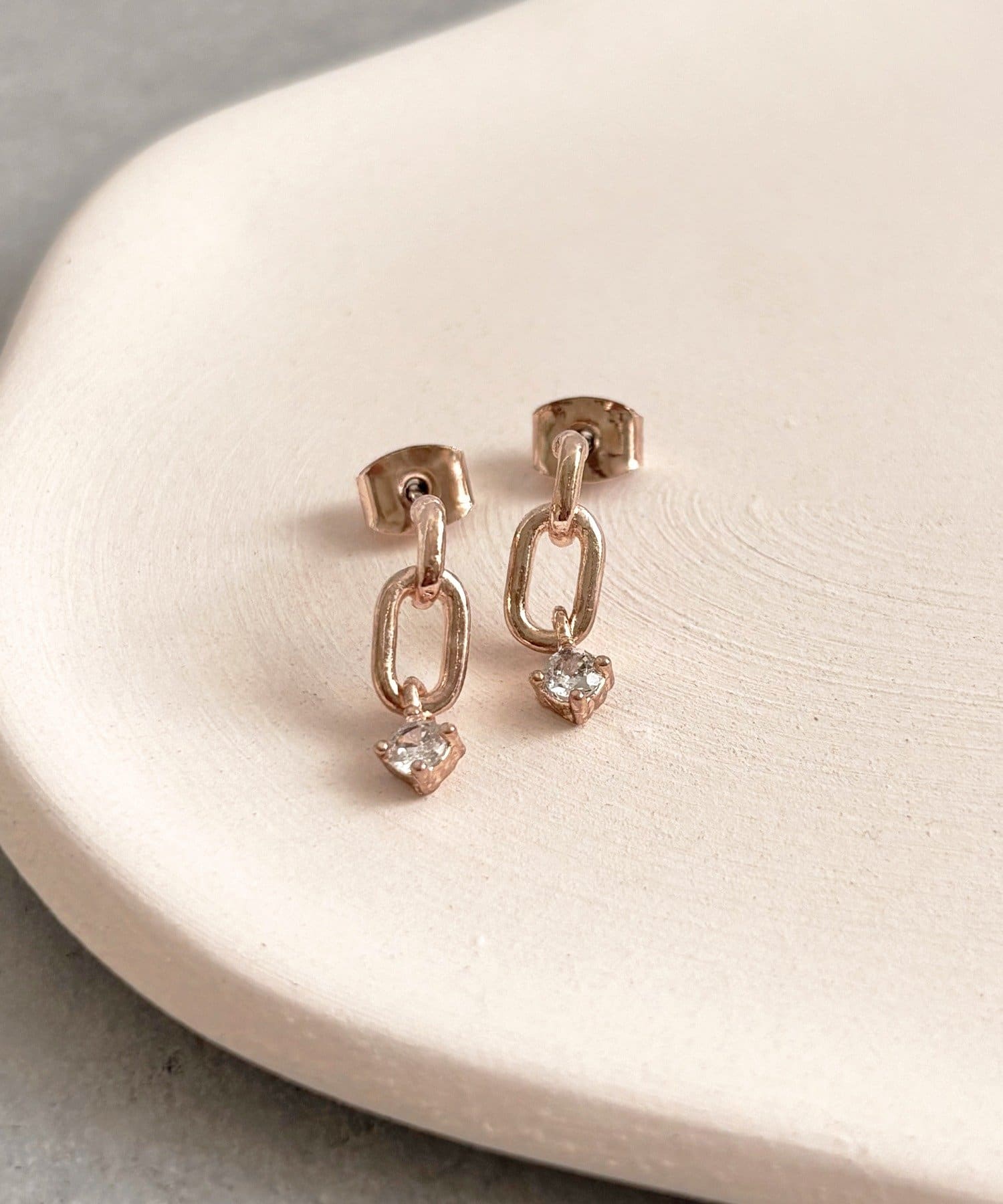 3COINS(スリーコインズ) チェーン風キュービックピアス