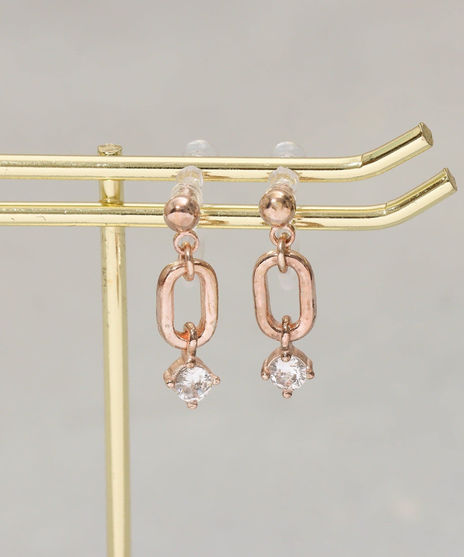 3COINS(スリーコインズ) チェーン風キュービック樹脂イヤリング