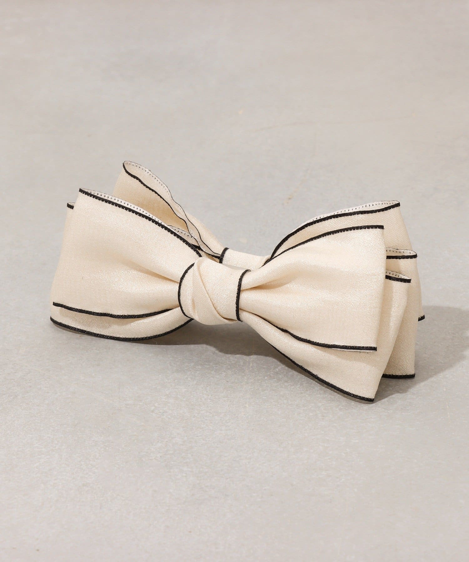 3COINS(スリーコインズ) パイピングダブルリボンバナナ