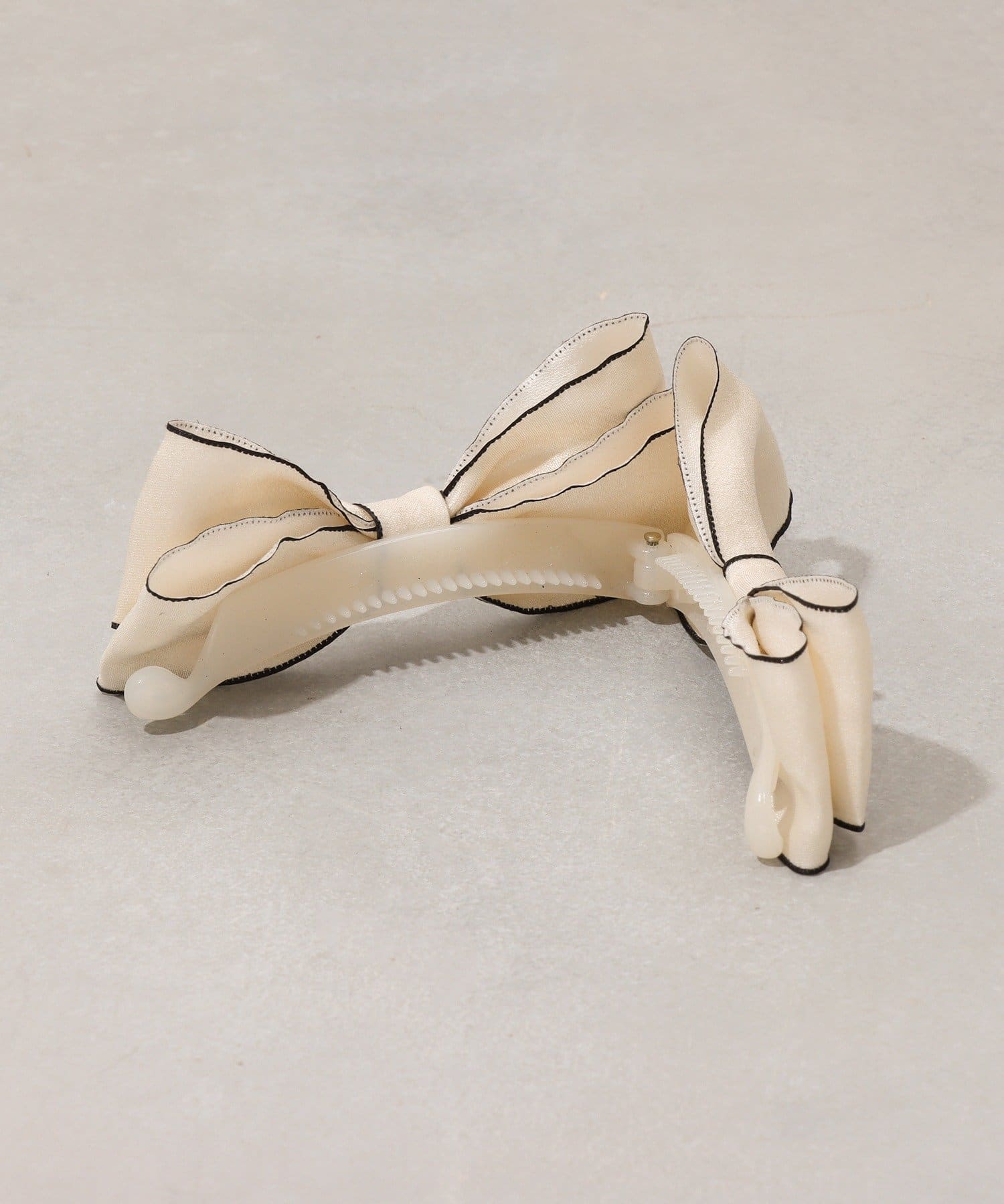 3COINS(スリーコインズ) パイピングダブルリボンバナナ