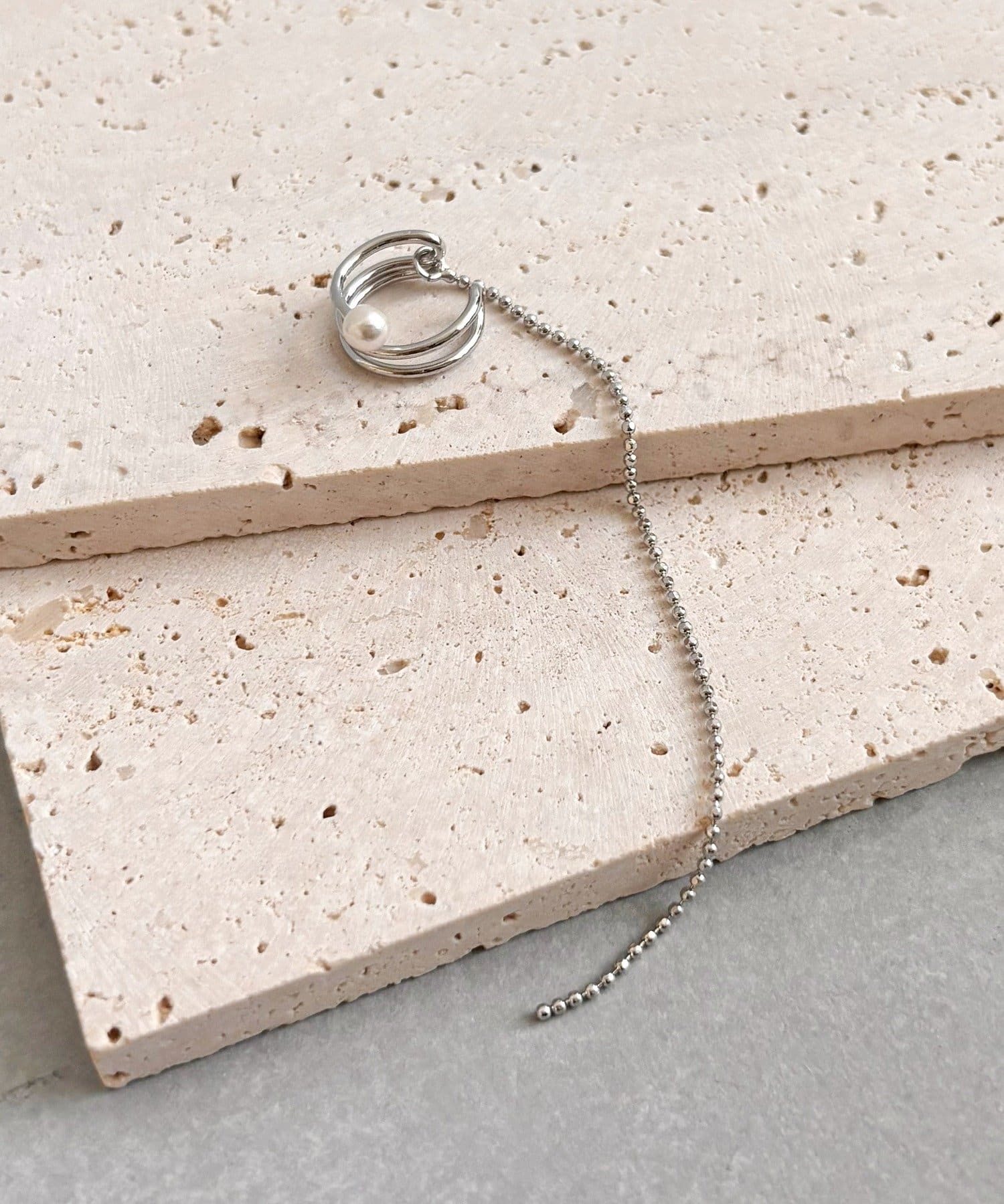 3COINS(スリーコインズ) ボールチェーンパールイヤカフ