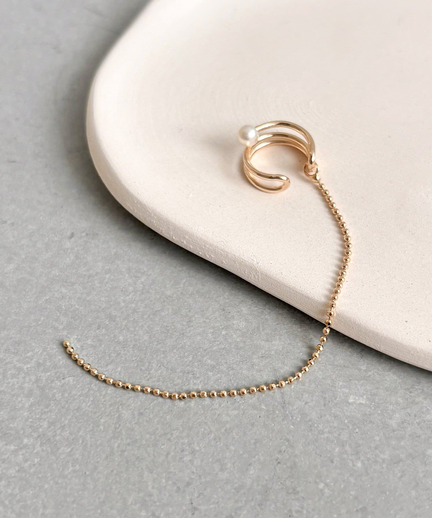 3COINS(スリーコインズ) ボールチェーンパールイヤカフ