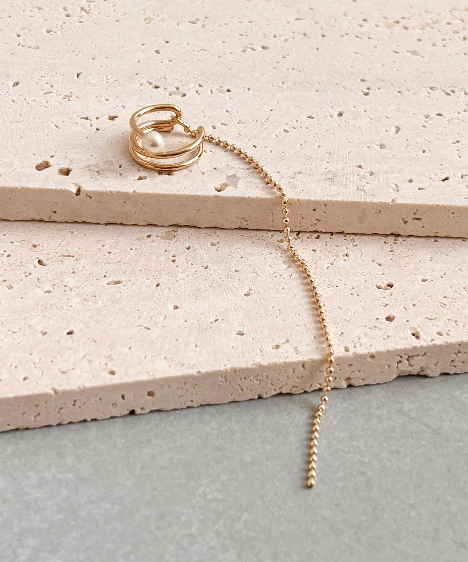 3COINS(スリーコインズ) ボールチェーンパールイヤカフ