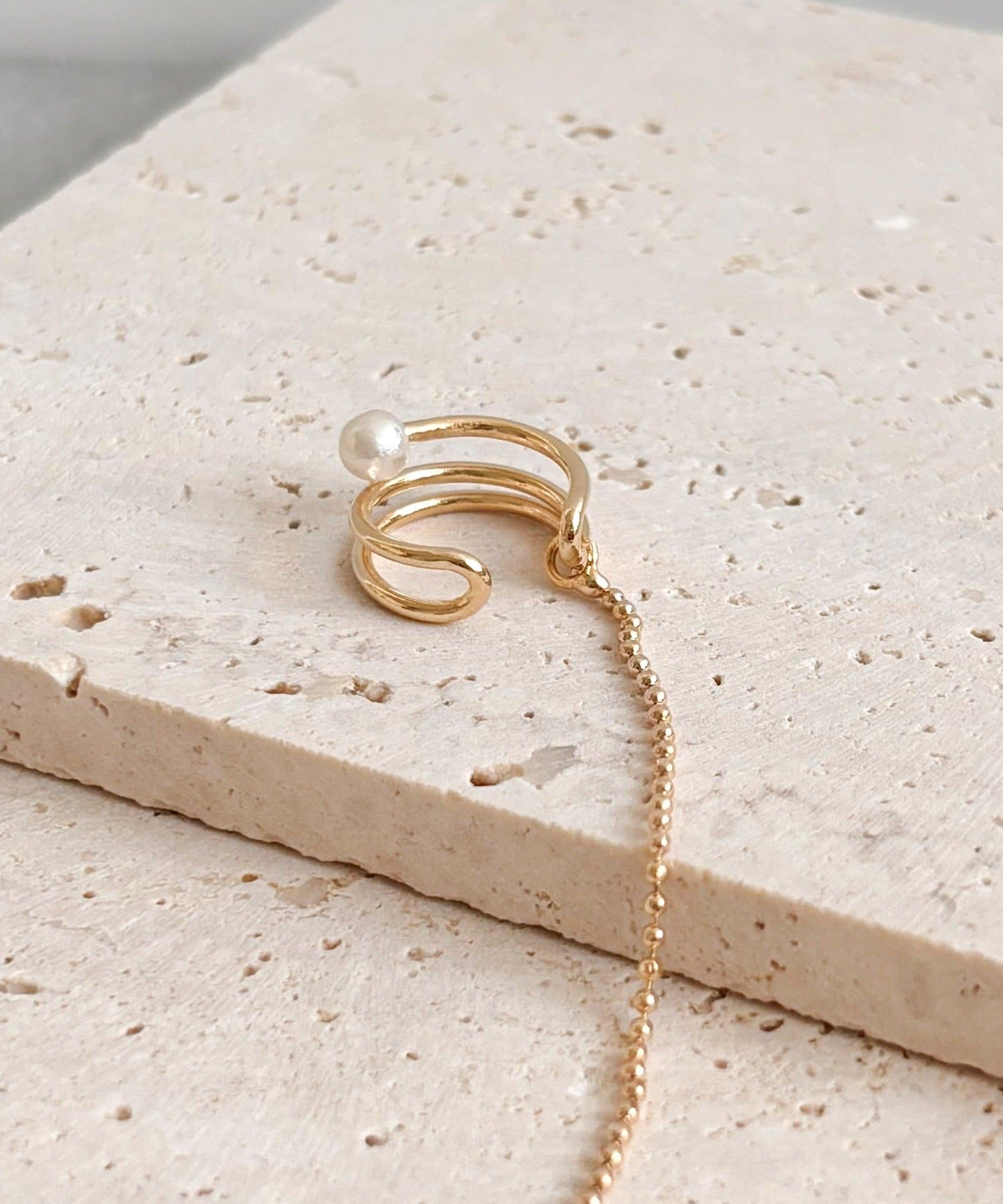 3COINS(スリーコインズ) ボールチェーンパールイヤカフ