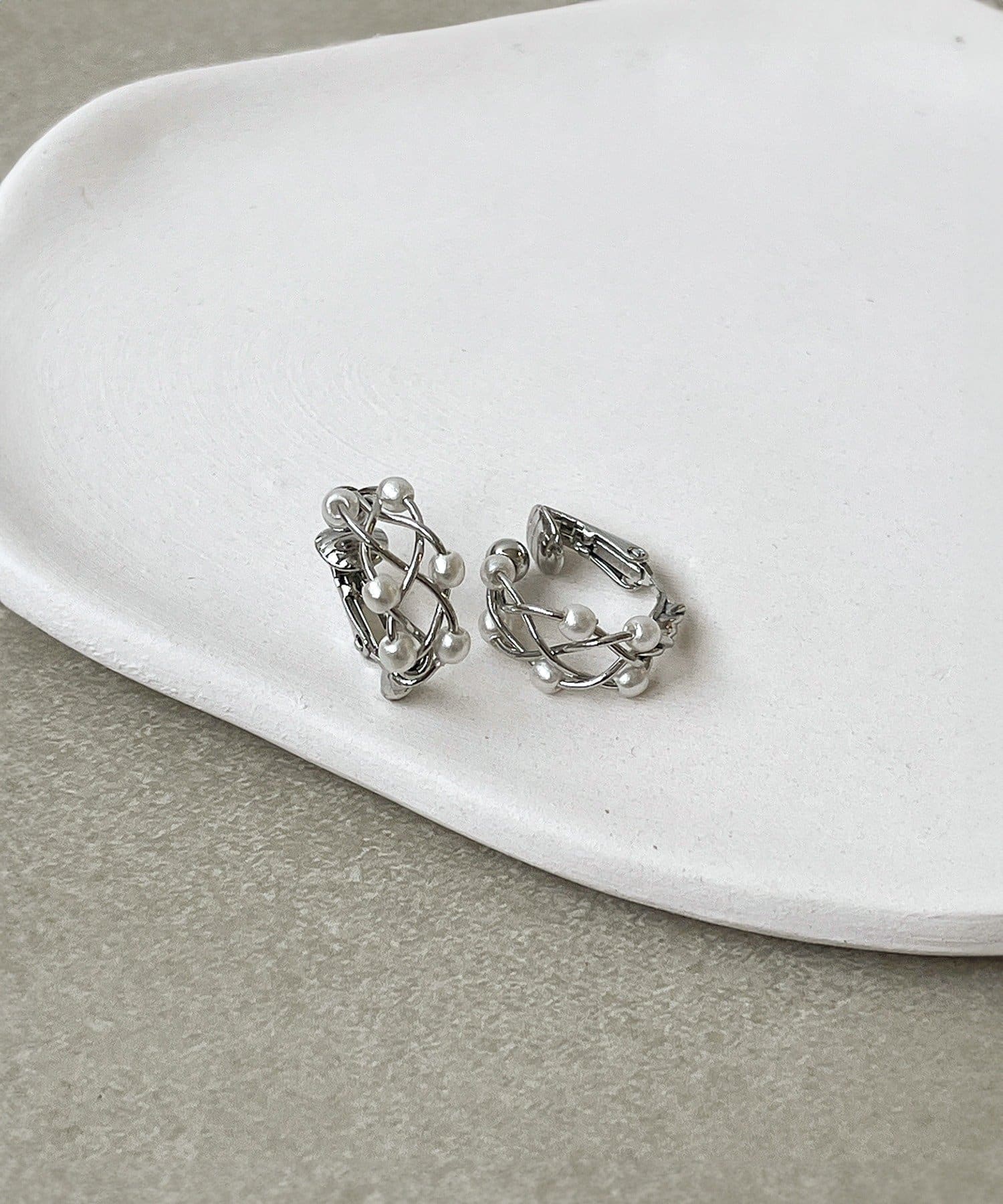 3COINS(スリーコインズ) アミパールフープイヤリング