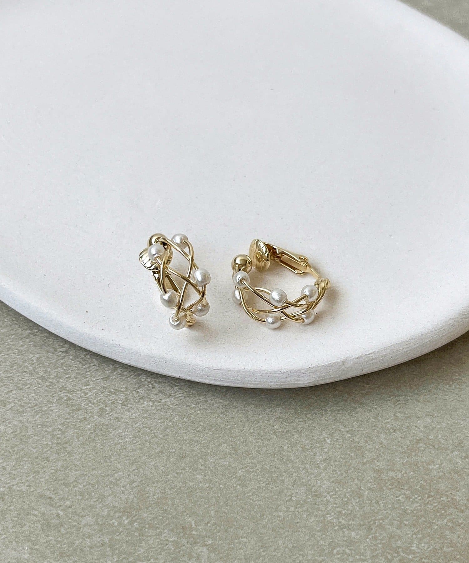 3COINS(スリーコインズ) アミパールフープイヤリング