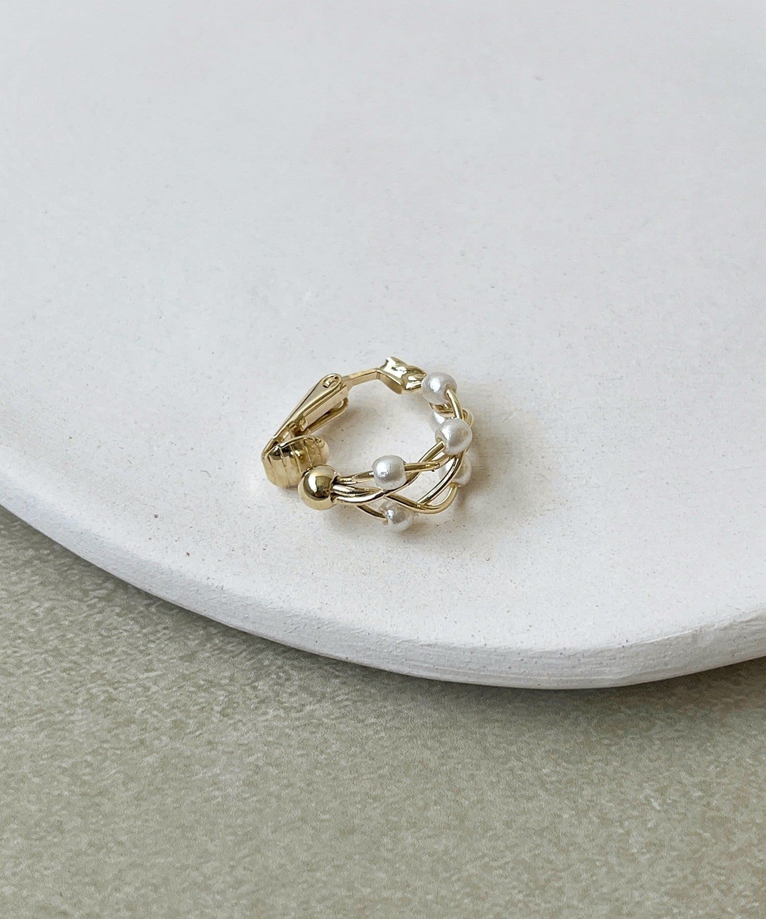 3COINS(スリーコインズ) アミパールフープイヤリング