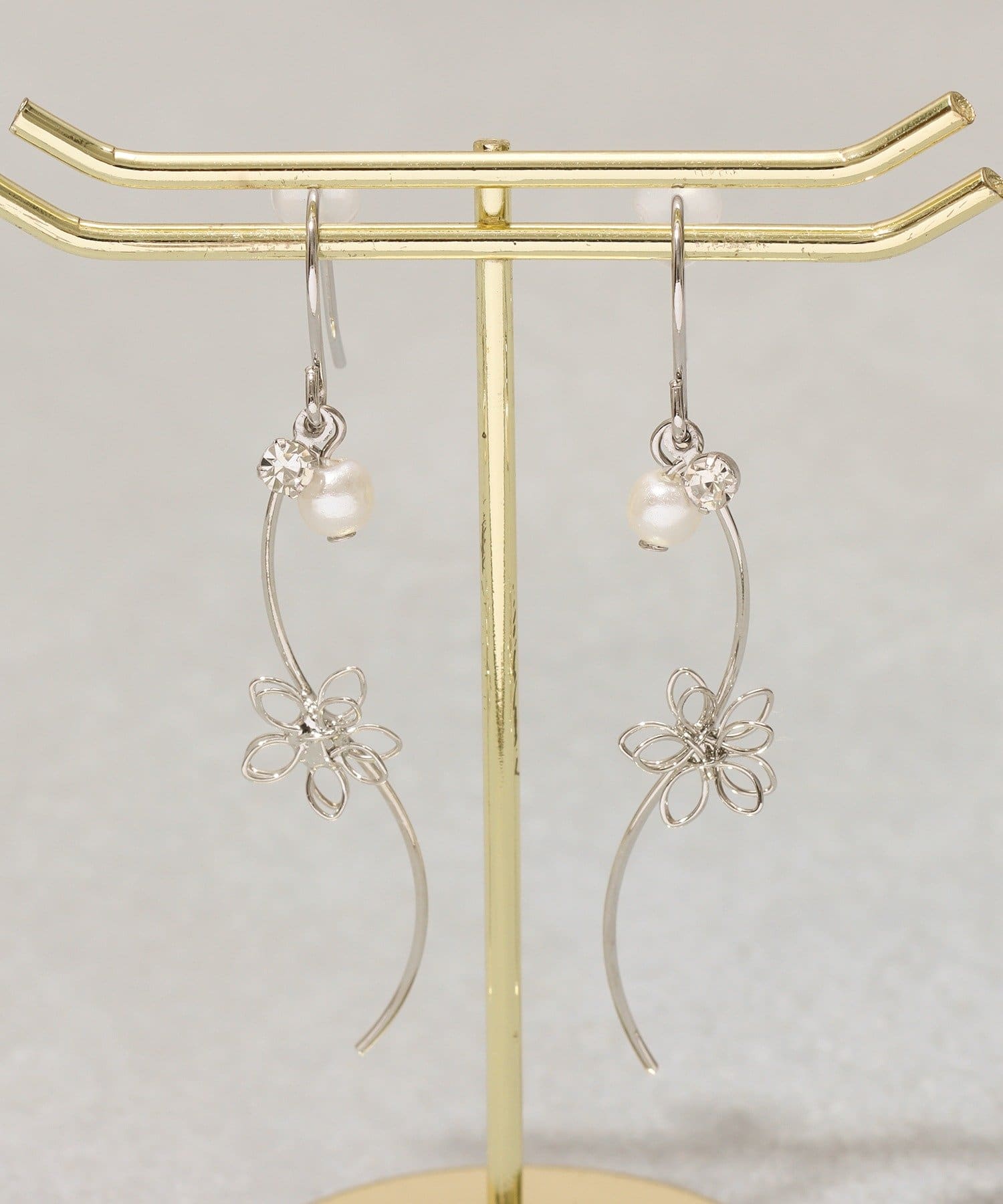 3COINS(スリーコインズ) ワイヤーフラワーS字ピアス