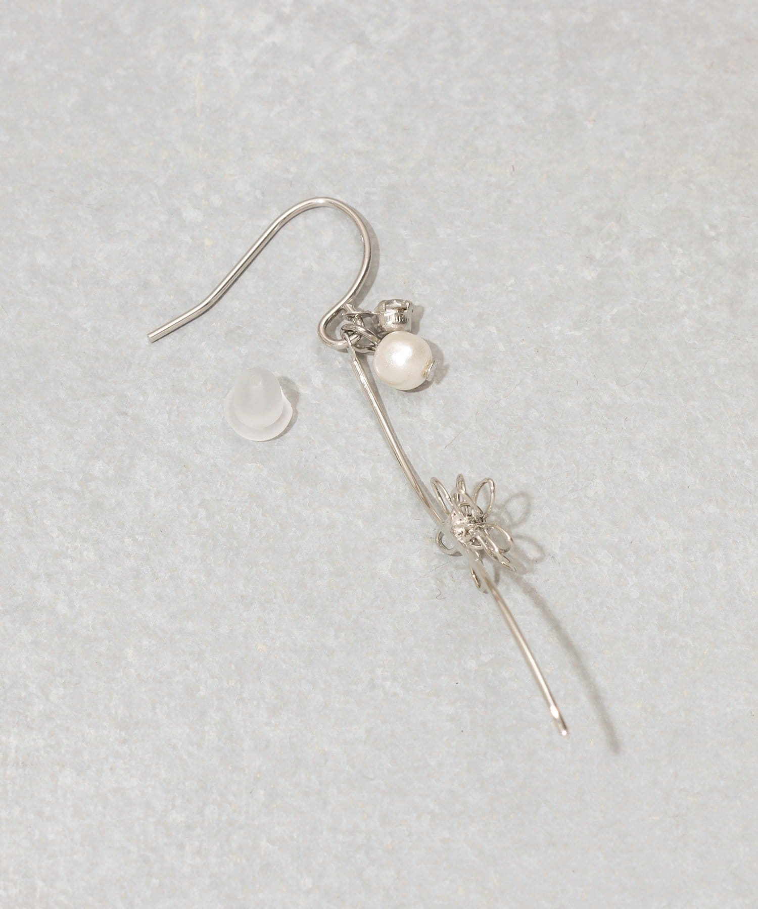 3COINS(スリーコインズ) ワイヤーフラワーS字ピアス