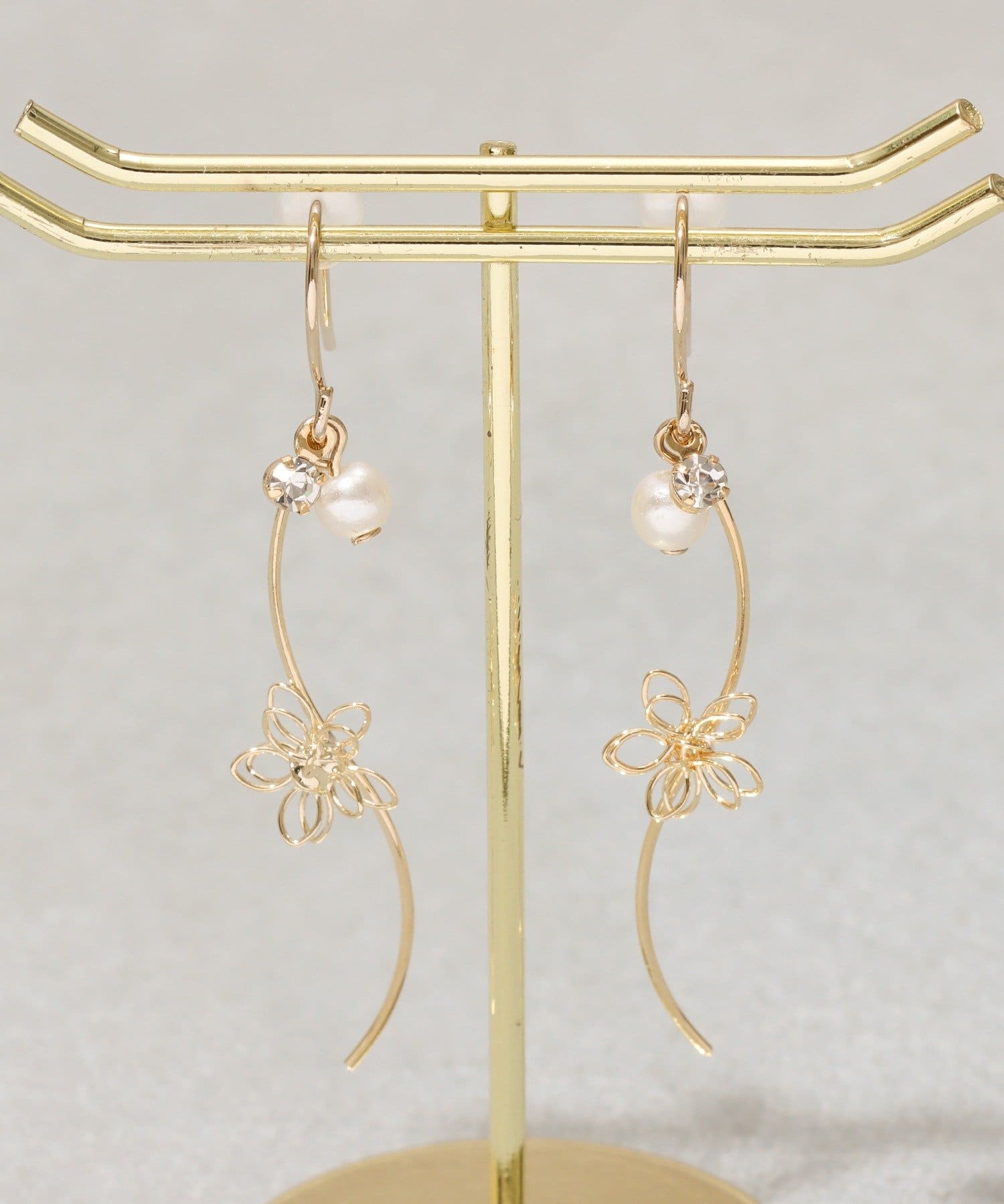 3COINS(スリーコインズ) ワイヤーフラワーS字ピアス