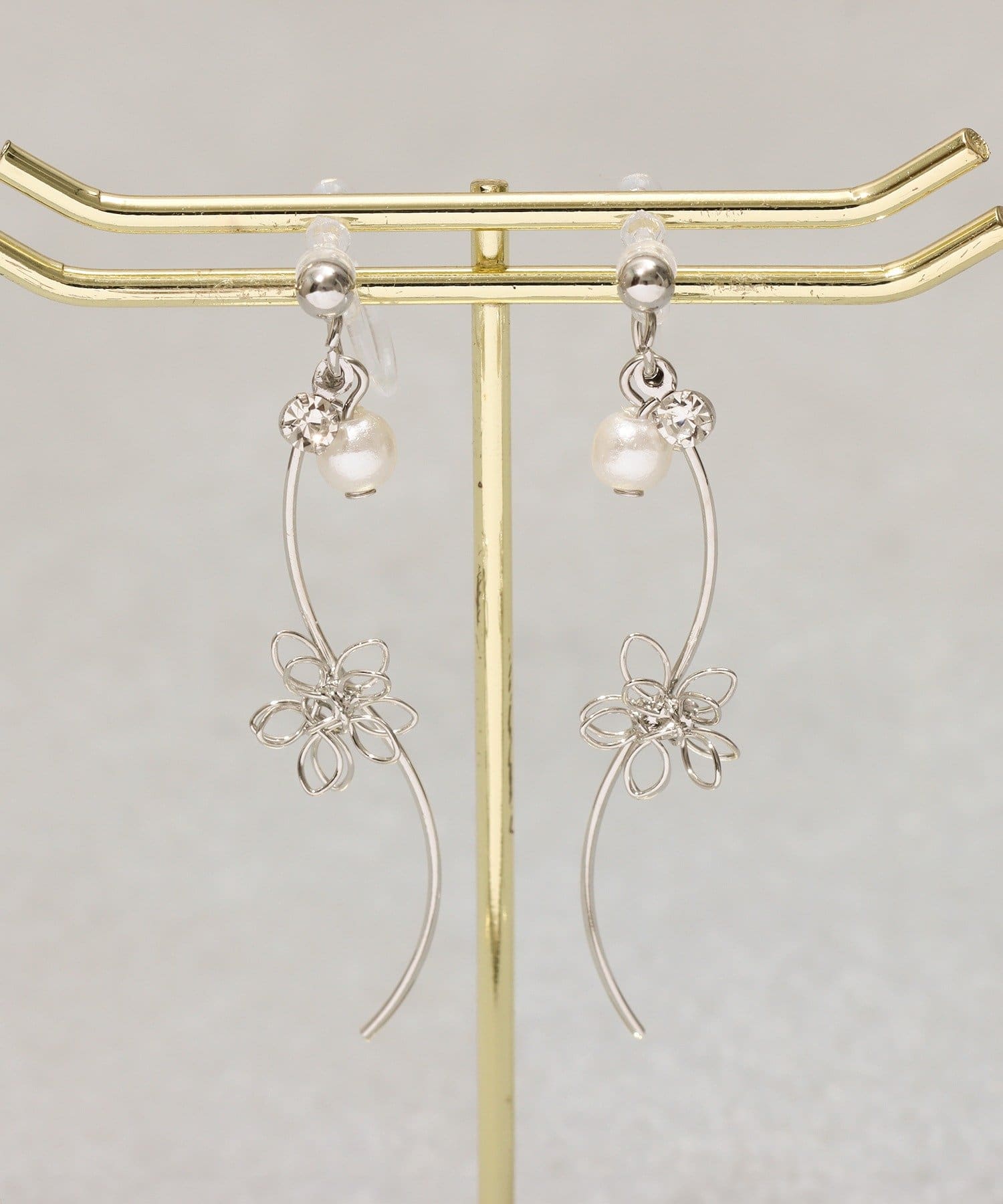 3COINS(スリーコインズ) ワイヤーフラワーS字樹脂イヤリング