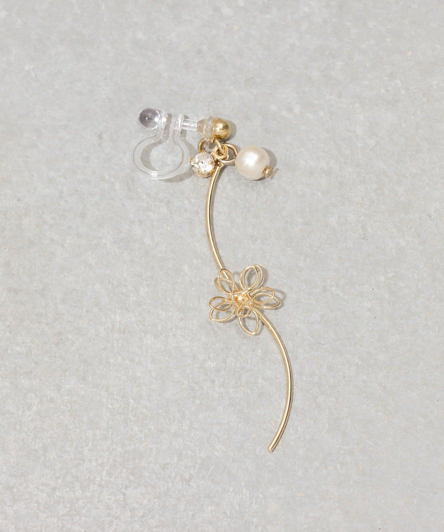 3COINS(スリーコインズ) ワイヤーフラワーS字樹脂イヤリング