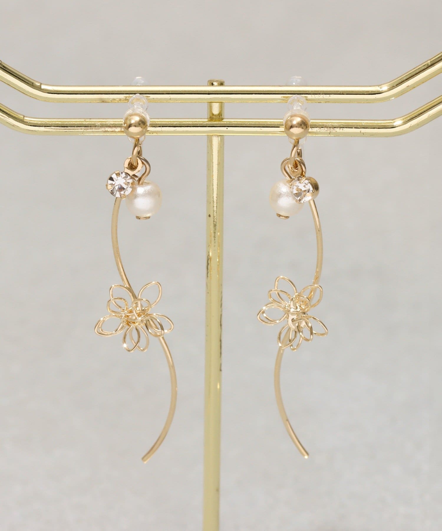 3COINS(スリーコインズ) ワイヤーフラワーS字樹脂イヤリング